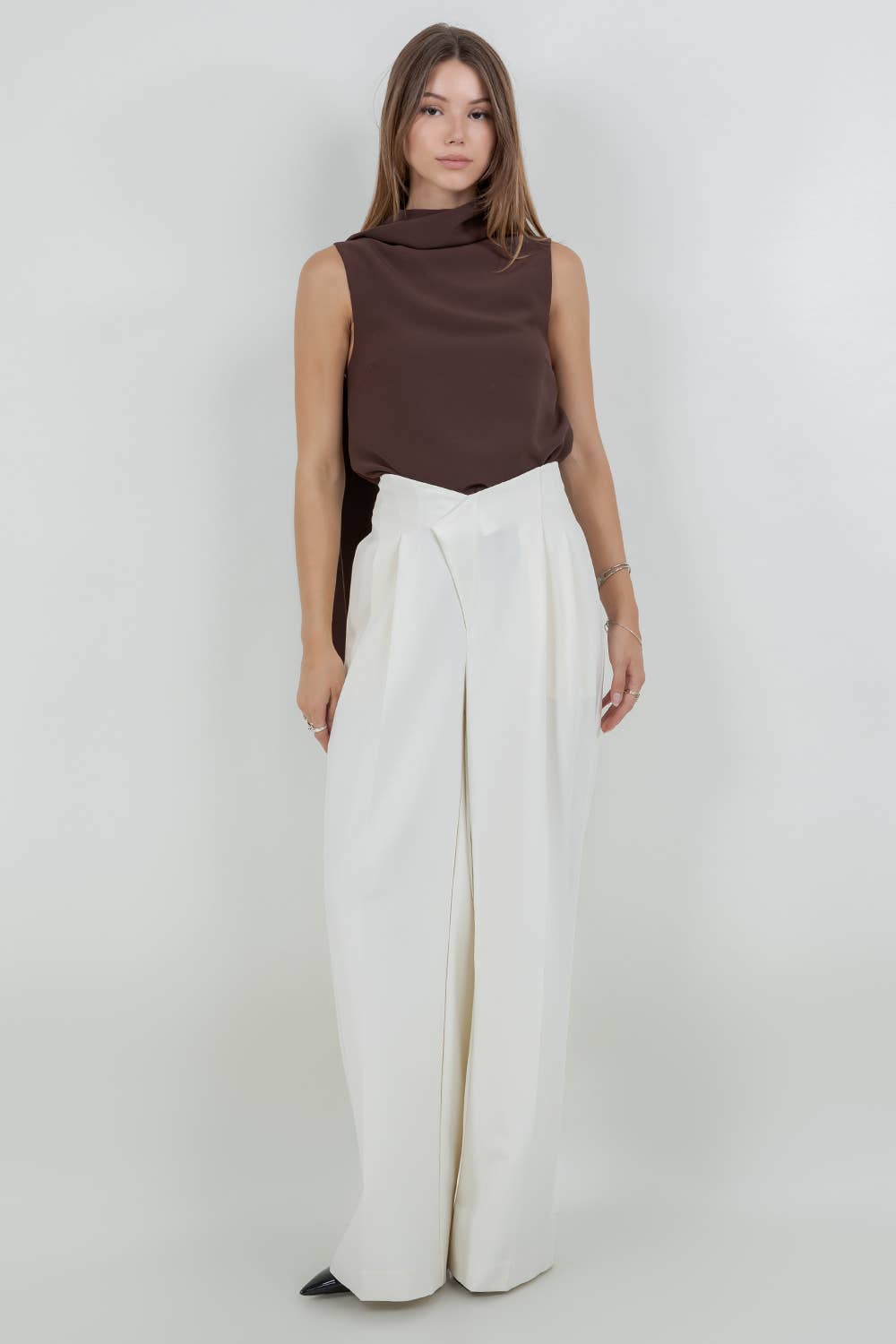 Blusa sin mangas con pañuelo – Elegancia y versatilidad