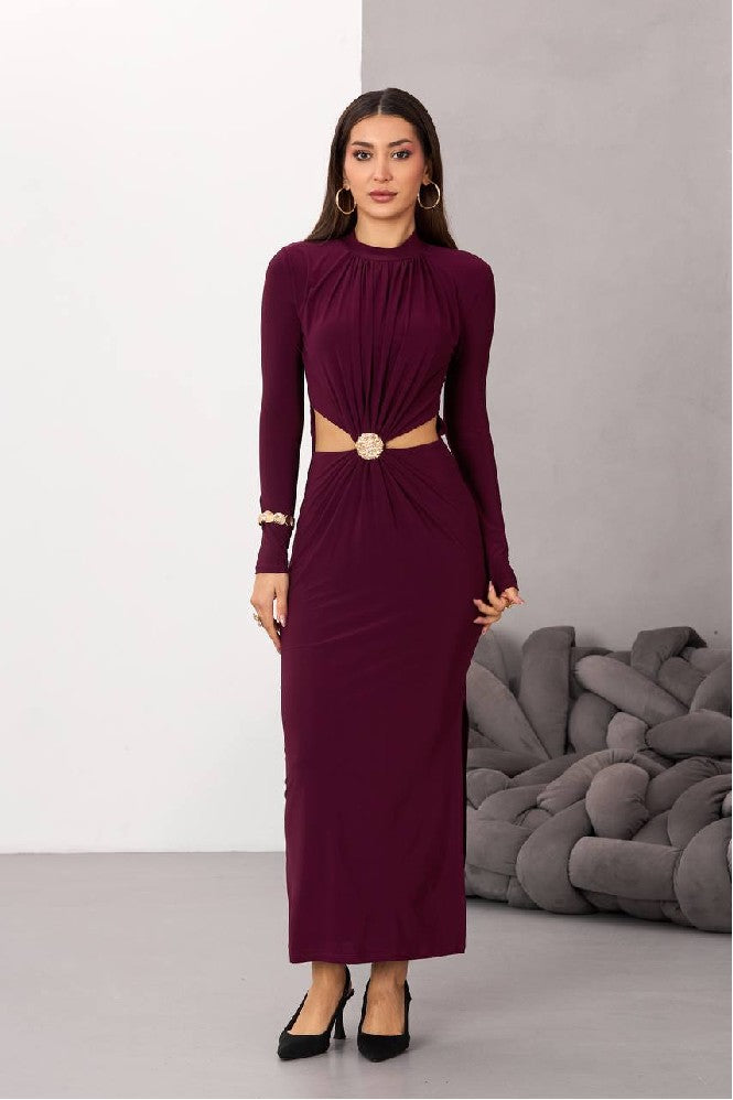Vestido Largo Burdeos con Cut-Out y Broche Dorado
