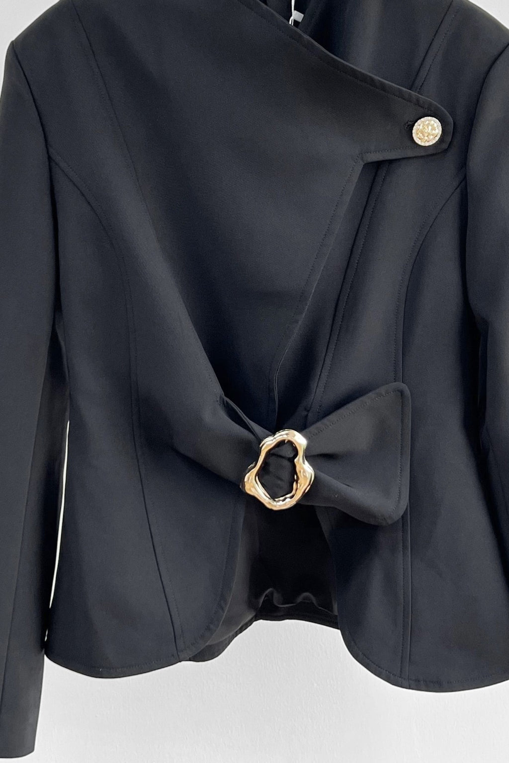 Blazer Negro con Hebilla Dorada Asimétrica