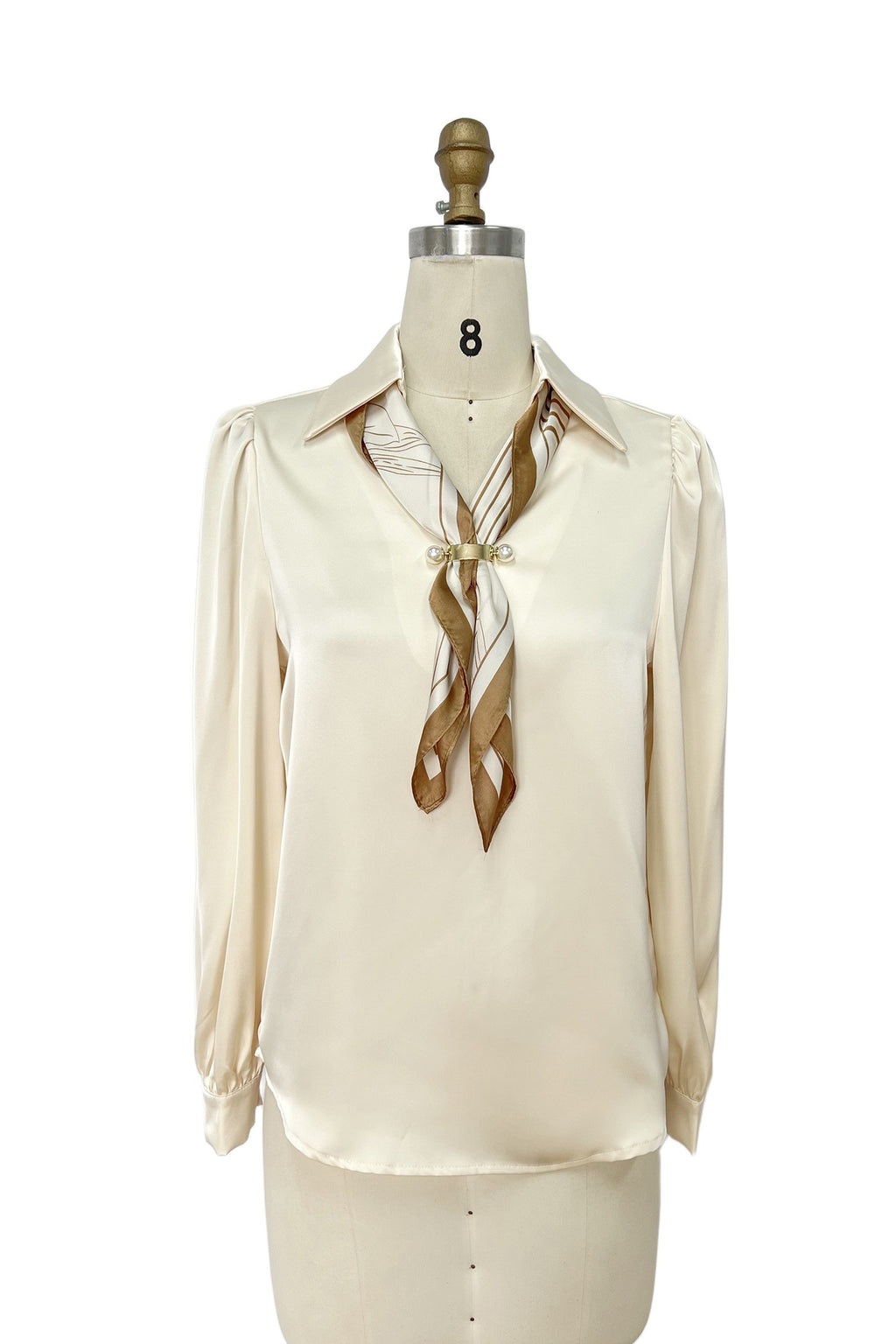 lusa Satinada con Pañuelo y Broche de Perlas – Champán