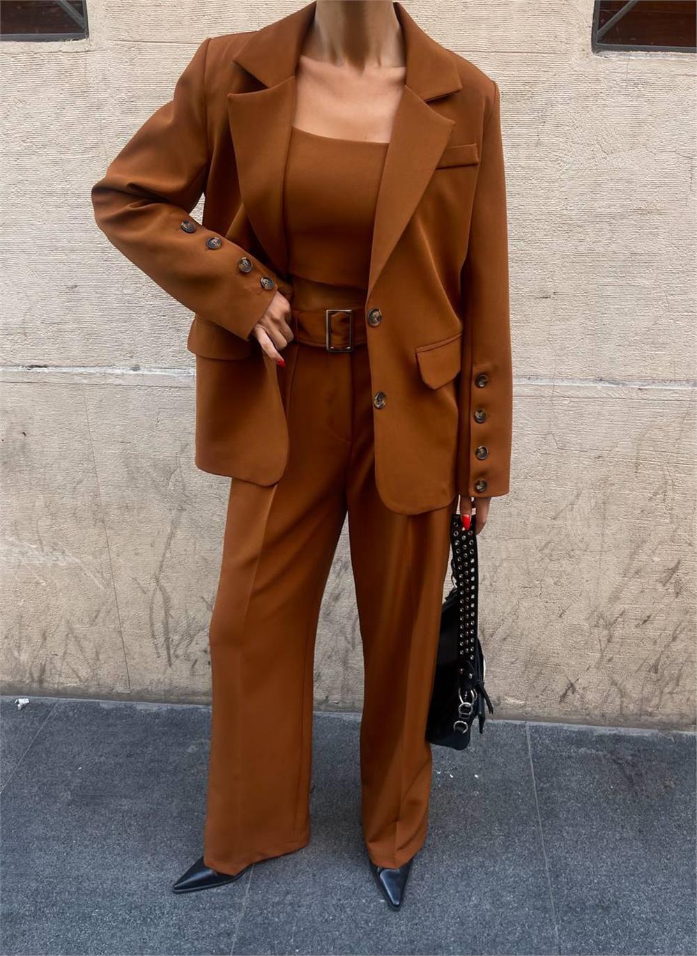 Conjunto de 3 Piezas – Blazer, Top y Pantalón Color Terracota