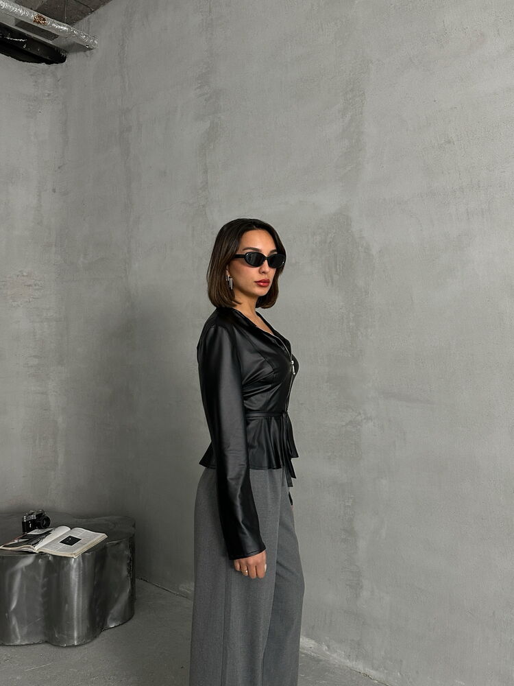 Chaqueta Negra de Efecto Cuero con Cierre
