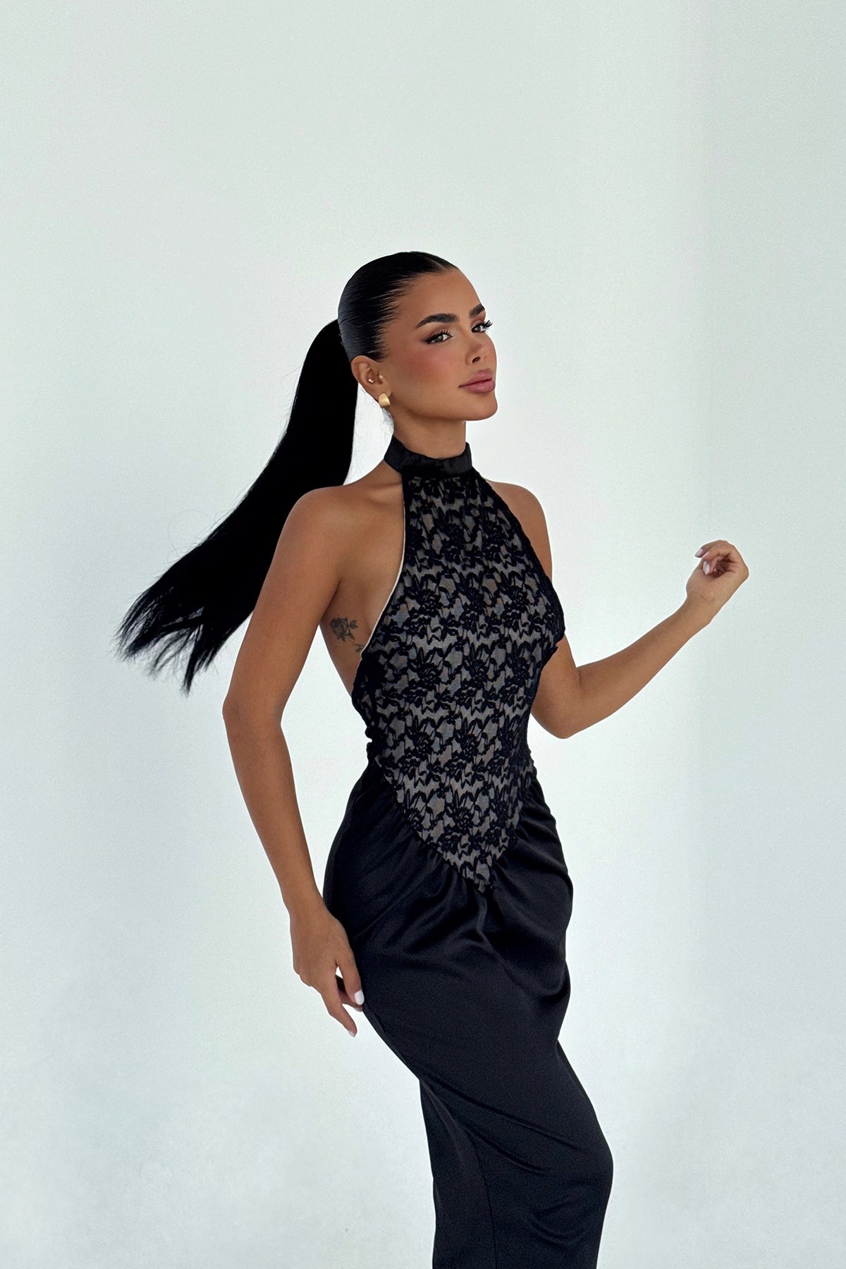 Vestido Largo Negro con Encaje y Cuello Halter