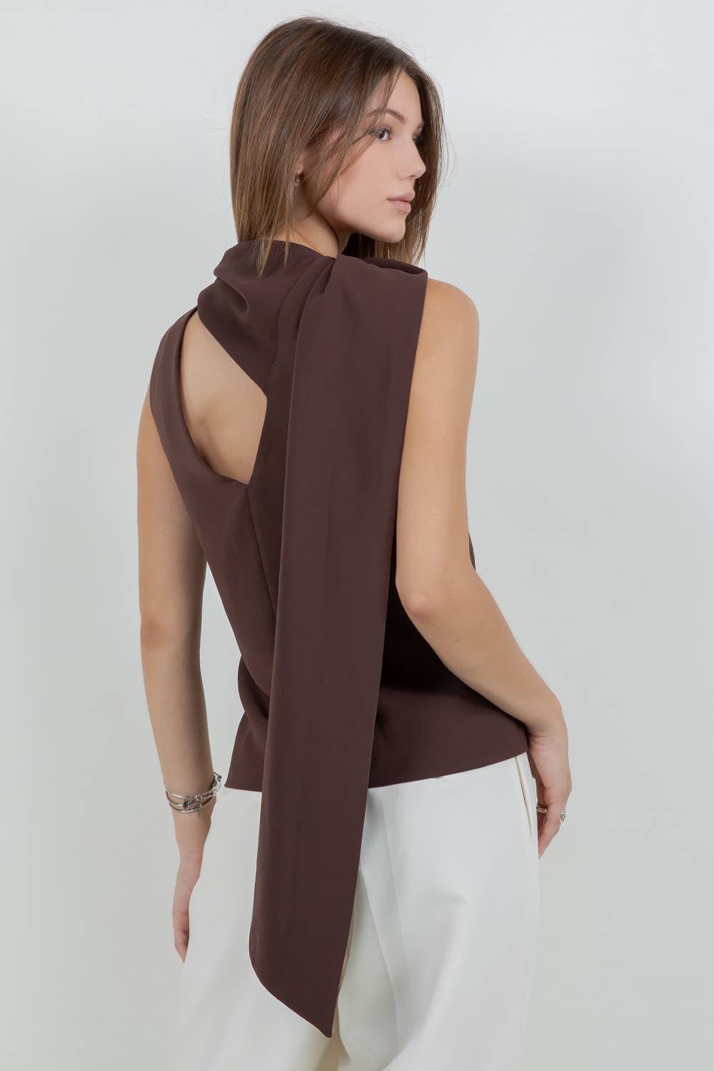 Blusa sin mangas con pañuelo – Elegancia y versatilidad