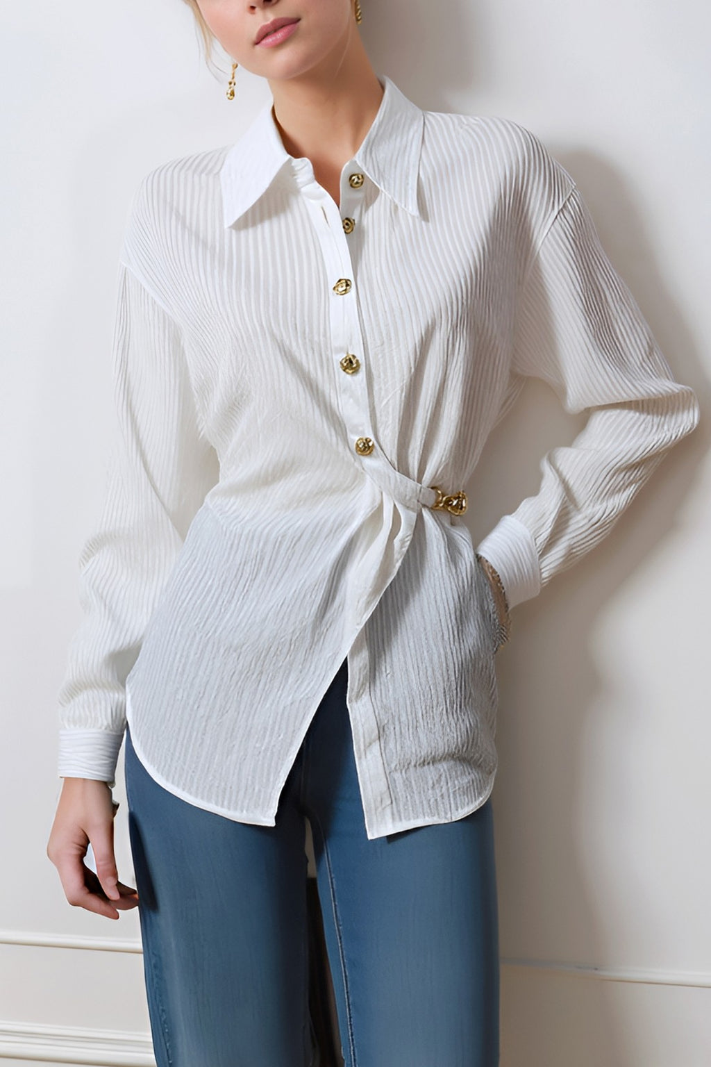 Blusa Blanca Asimétrica con Botones Dorados y Nudo Lateral