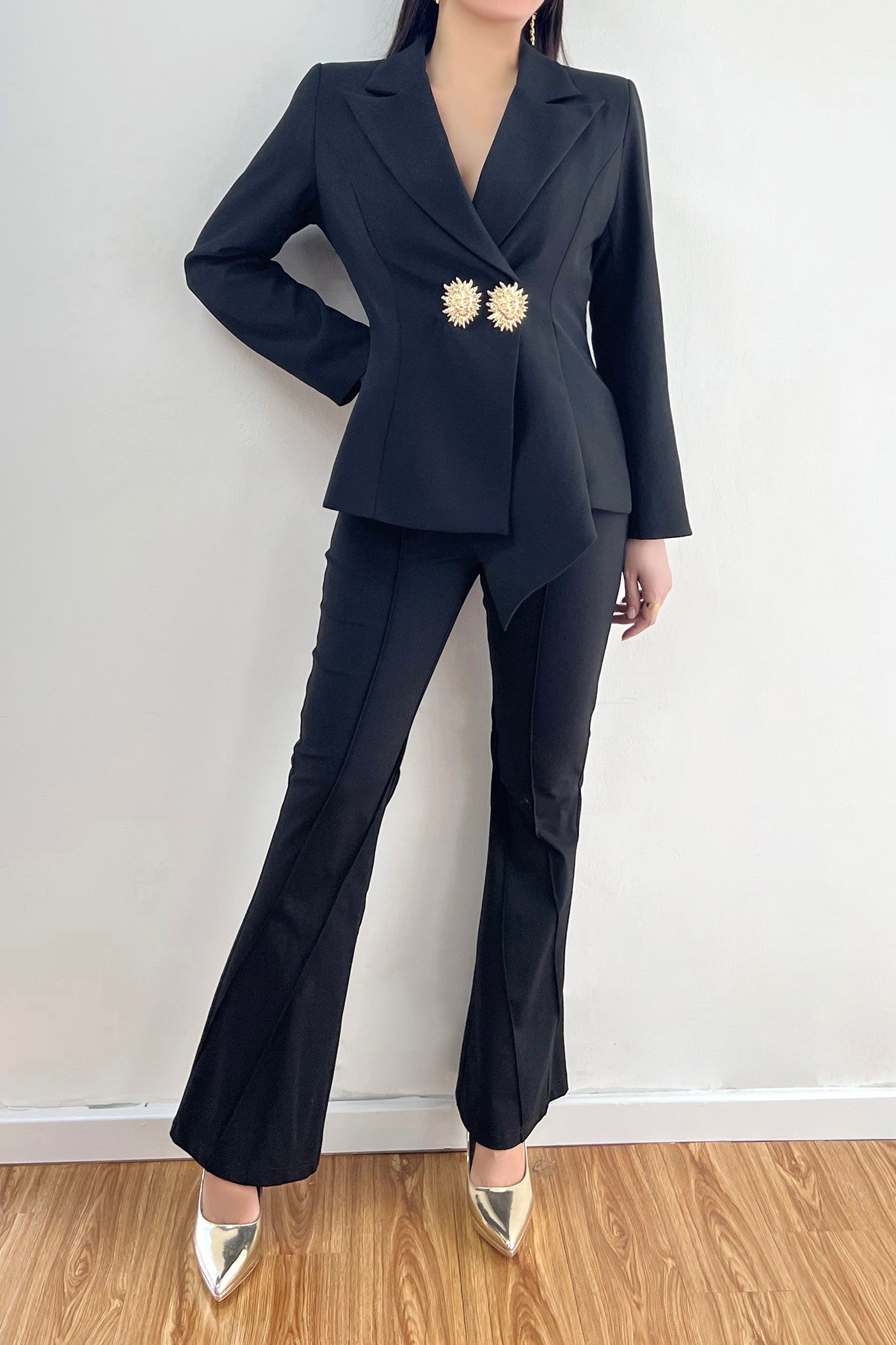 Blazer Negro Estructurado con Botones Dorados de Sol
