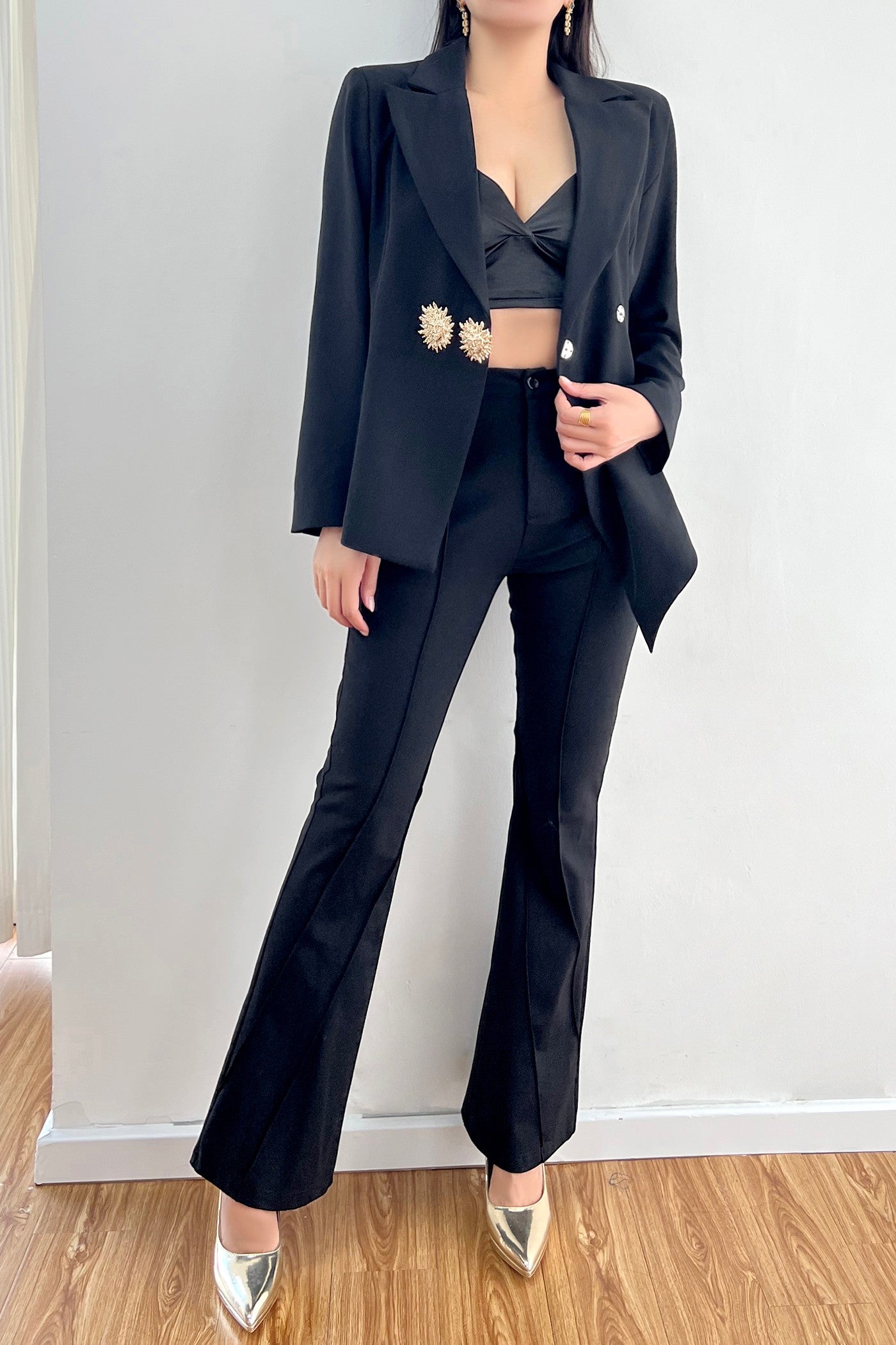 Blazer Negro Estructurado con Botones Dorados de Sol