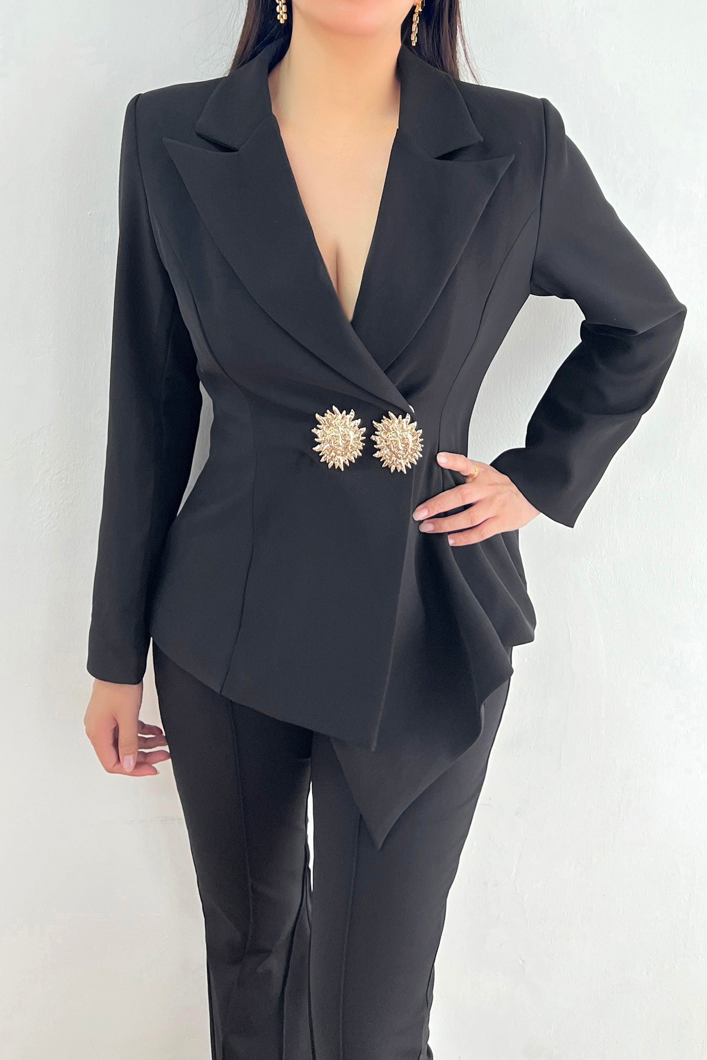 Blazer Negro Estructurado con Botones Dorados de Sol