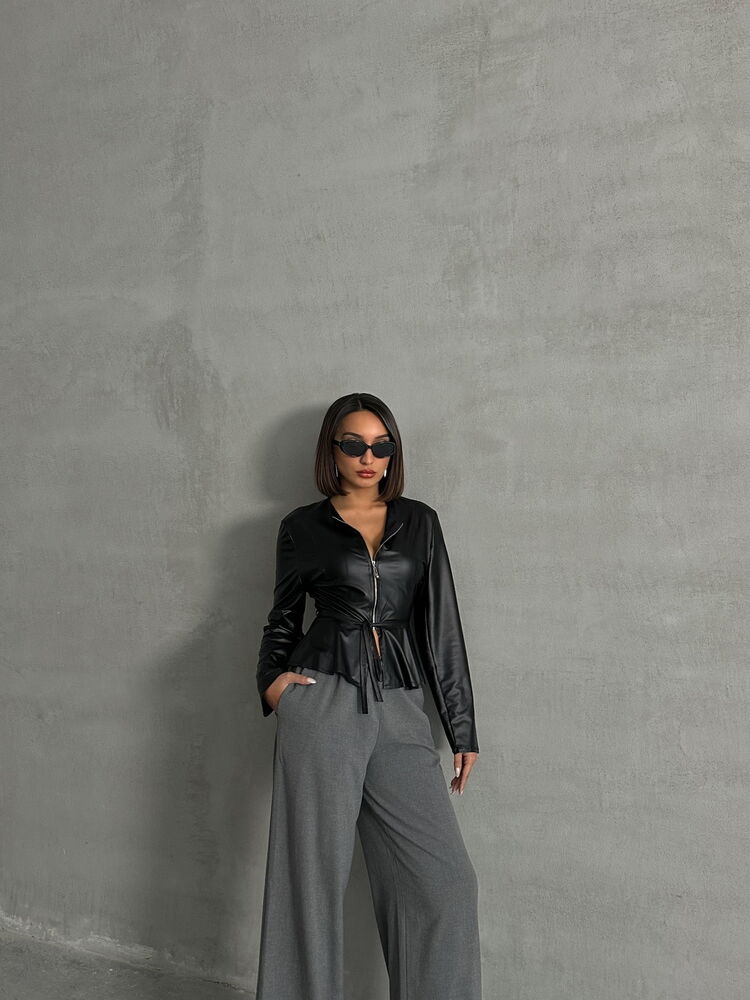 Chaqueta Negra de Efecto Cuero con Cierre