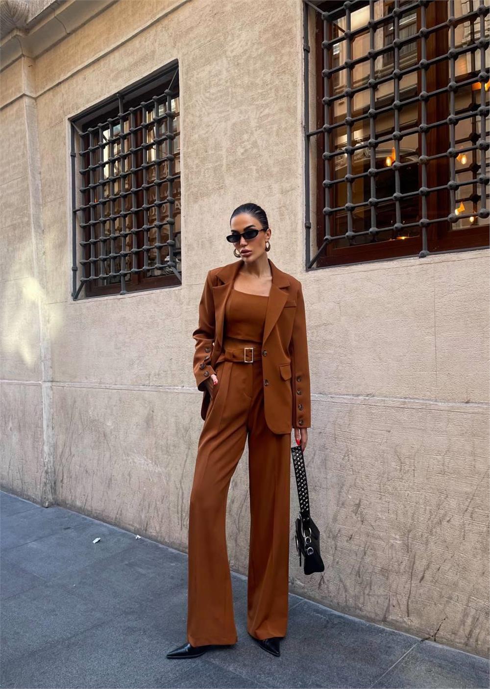 Conjunto de 3 Piezas – Blazer, Top y Pantalón Color Terracota