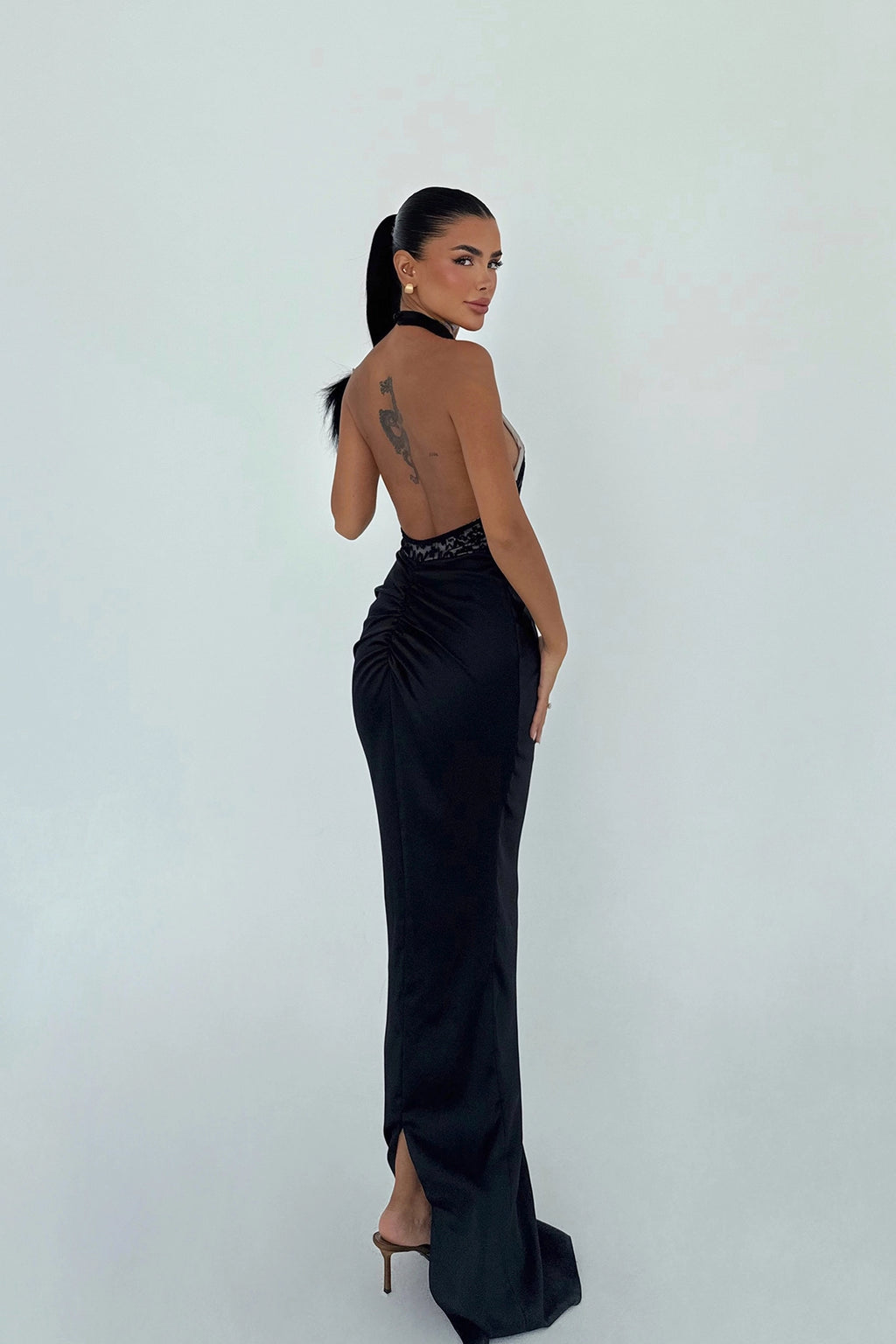 Vestido Largo Negro con Encaje y Cuello Halter