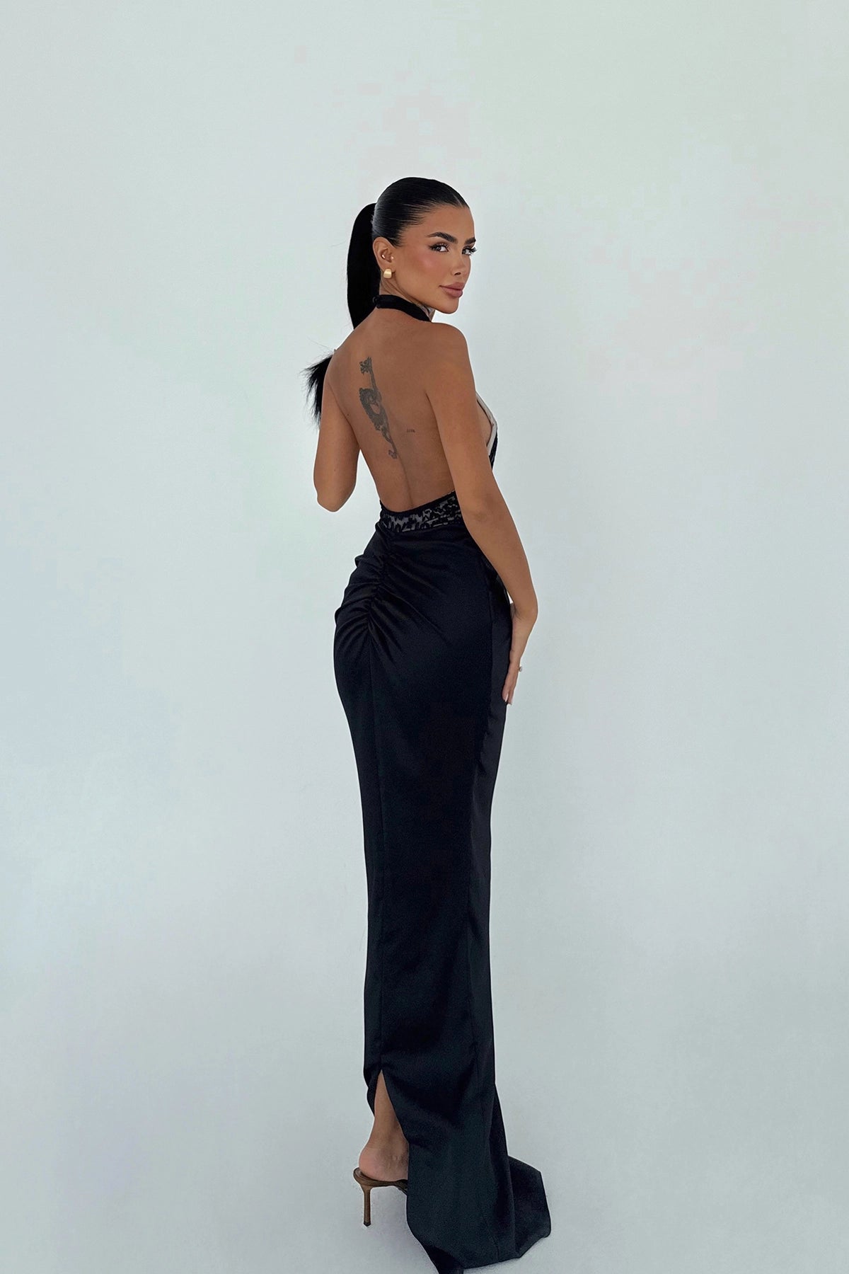 Vestido Largo Negro con Encaje y Cuello Halter