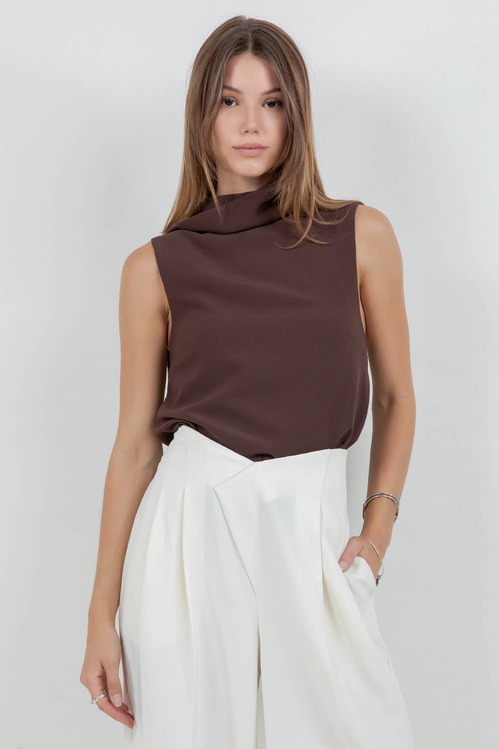 Blusa sin mangas con pañuelo – Elegancia y versatilidad