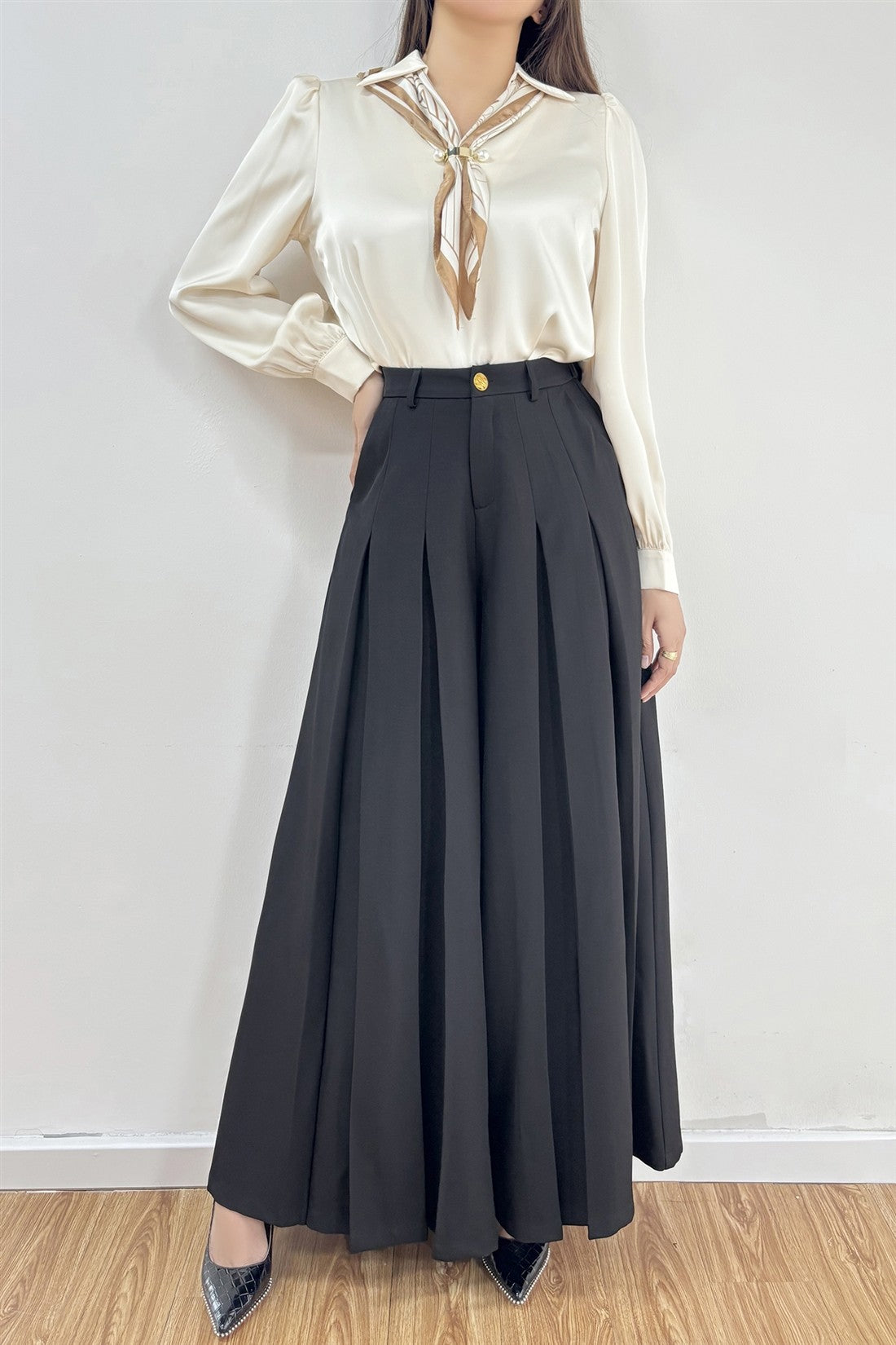 lusa Satinada con Pañuelo y Broche de Perlas – Champán