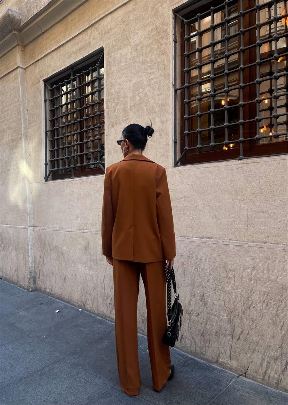 Conjunto de 3 Piezas – Blazer, Top y Pantalón Color Terracota