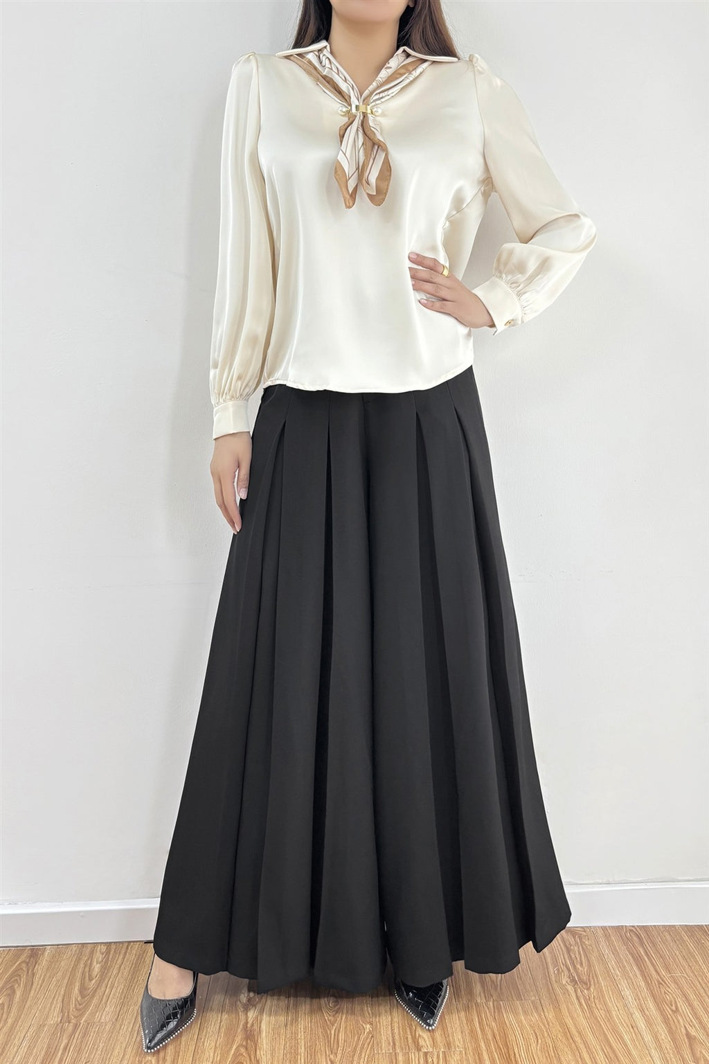 lusa Satinada con Pañuelo y Broche de Perlas – Champán