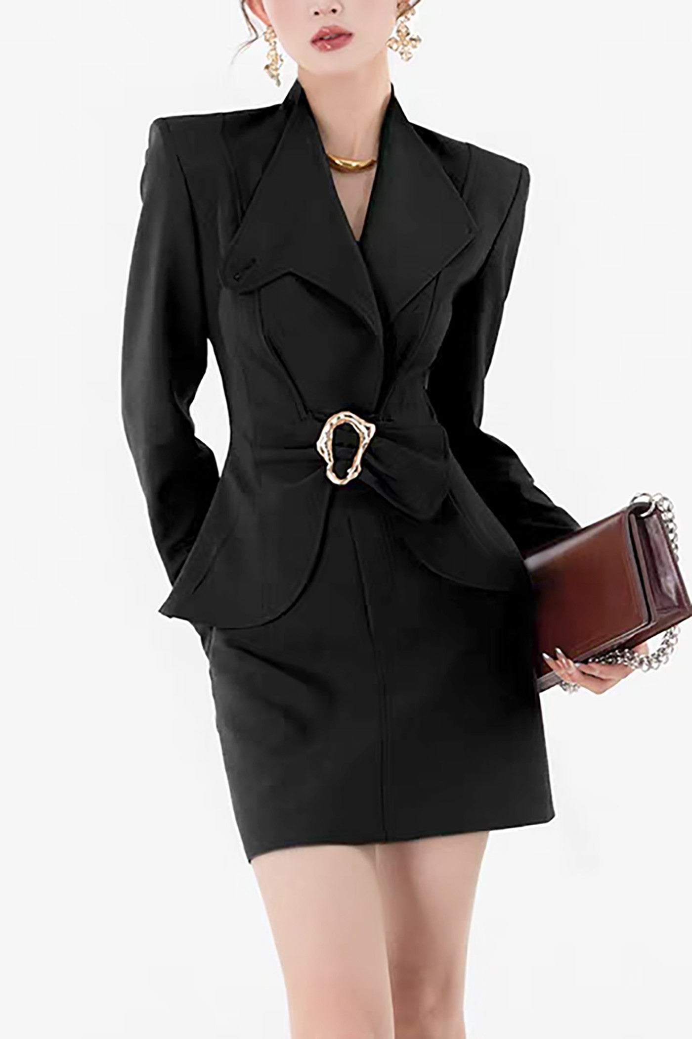 Blazer Negro con Hebilla Dorada Asimétrica