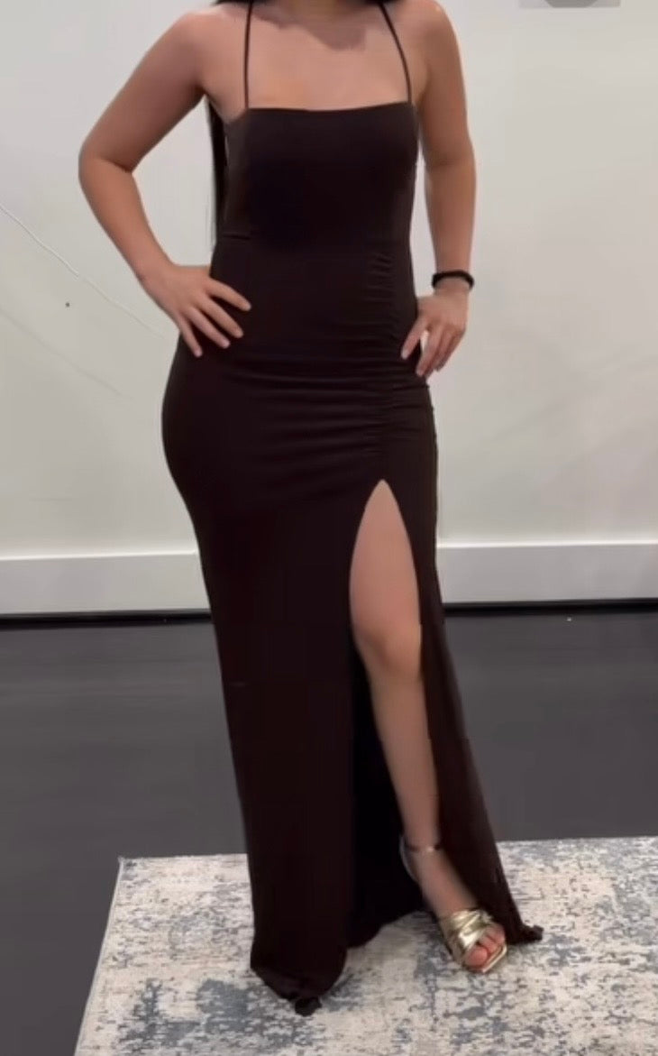 Vestido Marrón Strappy con Espalda Cruzada y Abertura – Brown Chic