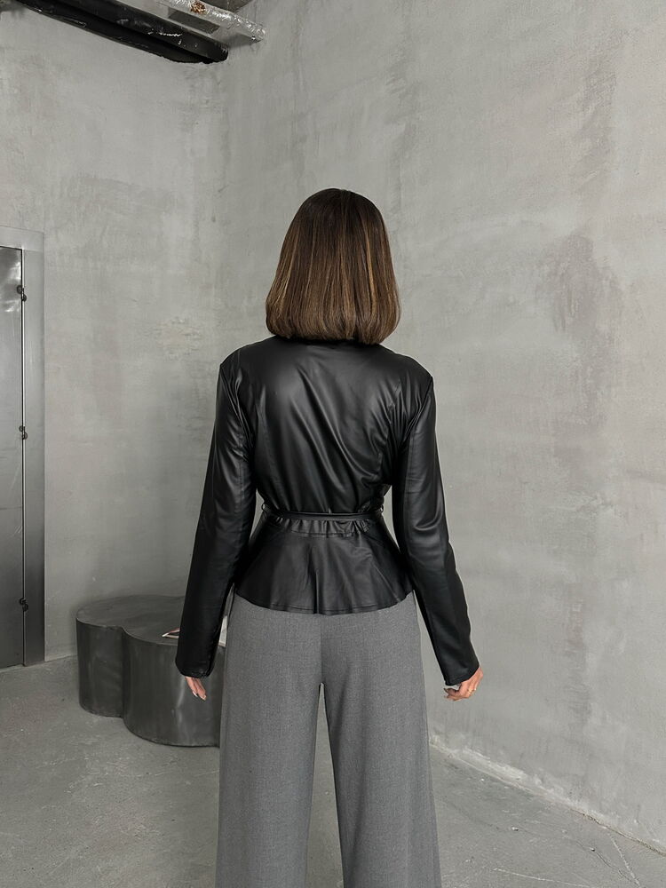Chaqueta Negra de Efecto Cuero con Cierre