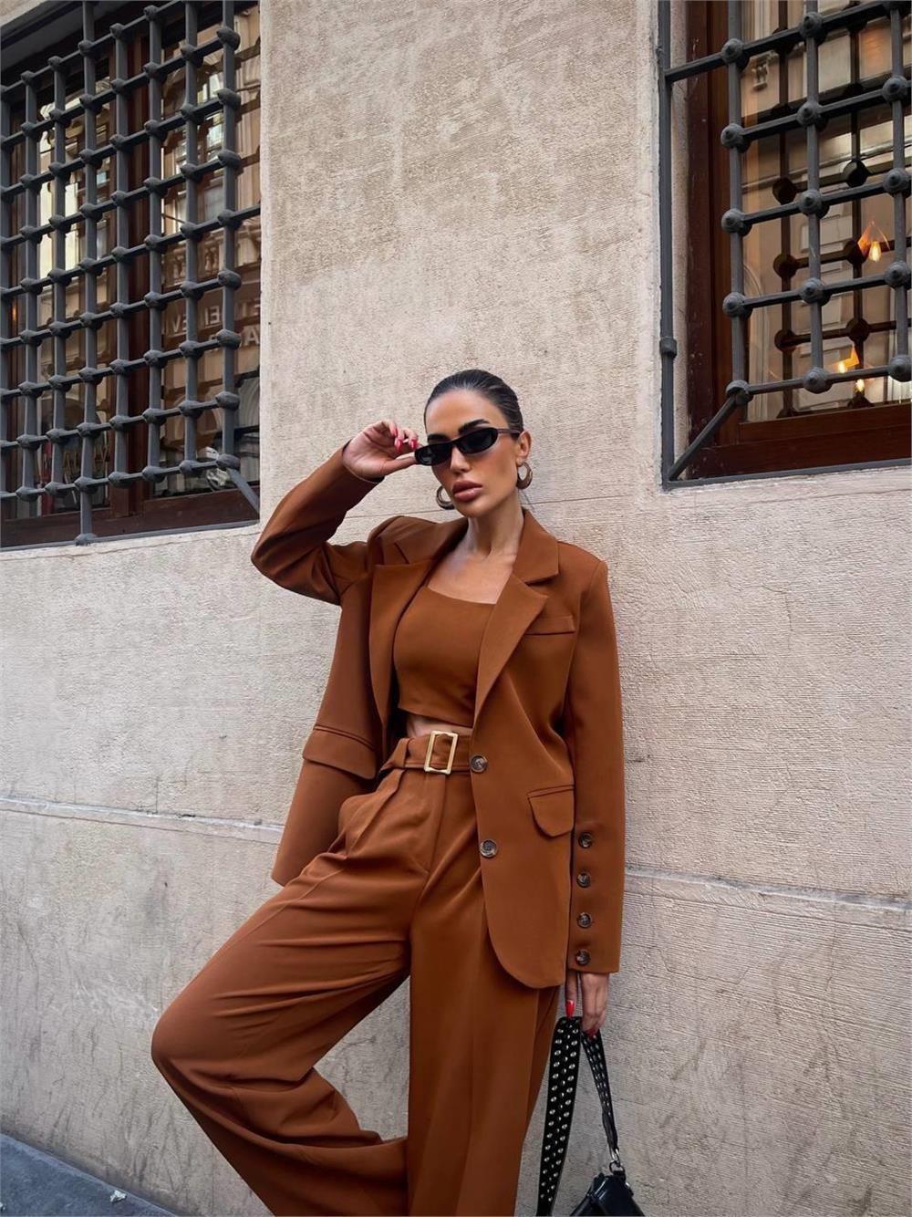 Conjunto de 3 Piezas – Blazer, Top y Pantalón Color Terracota