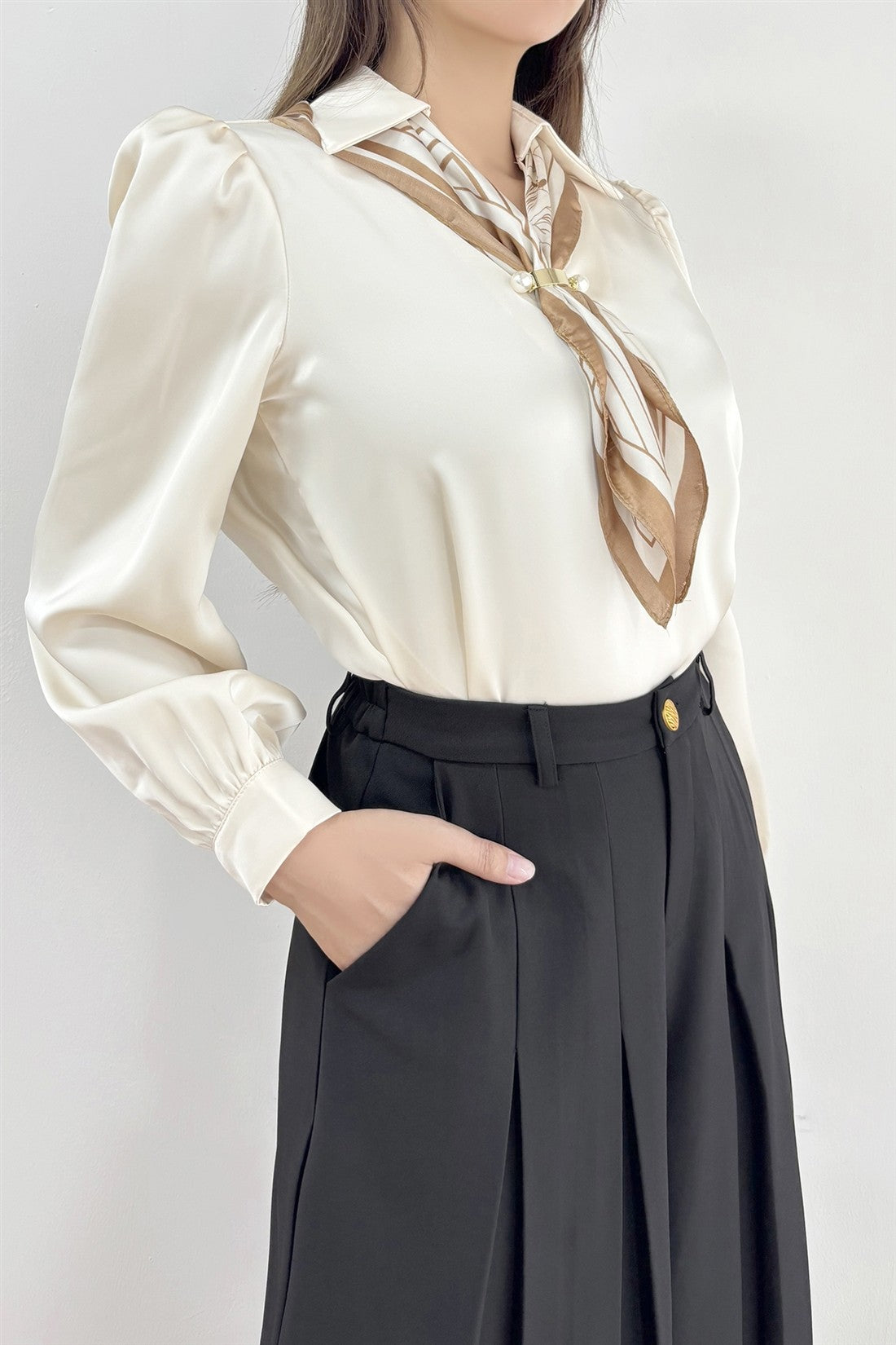 lusa Satinada con Pañuelo y Broche de Perlas – Champán