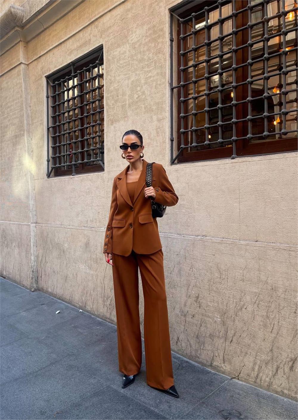 Conjunto de 3 Piezas – Blazer, Top y Pantalón Color Terracota