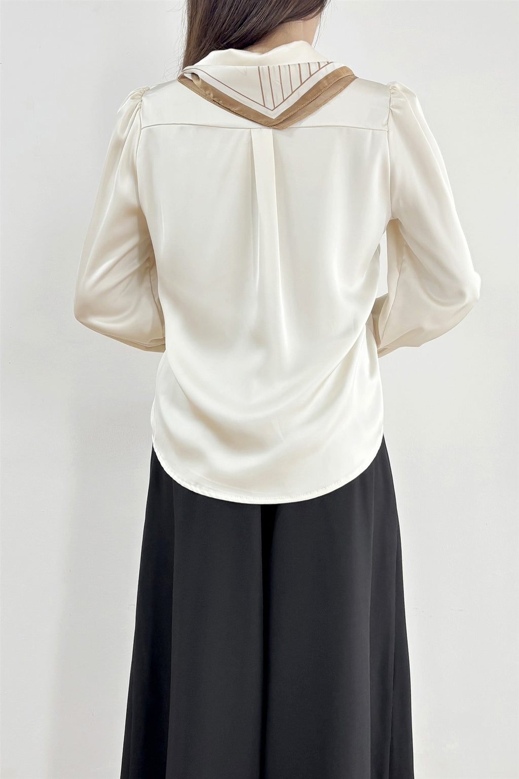 lusa Satinada con Pañuelo y Broche de Perlas – Champán