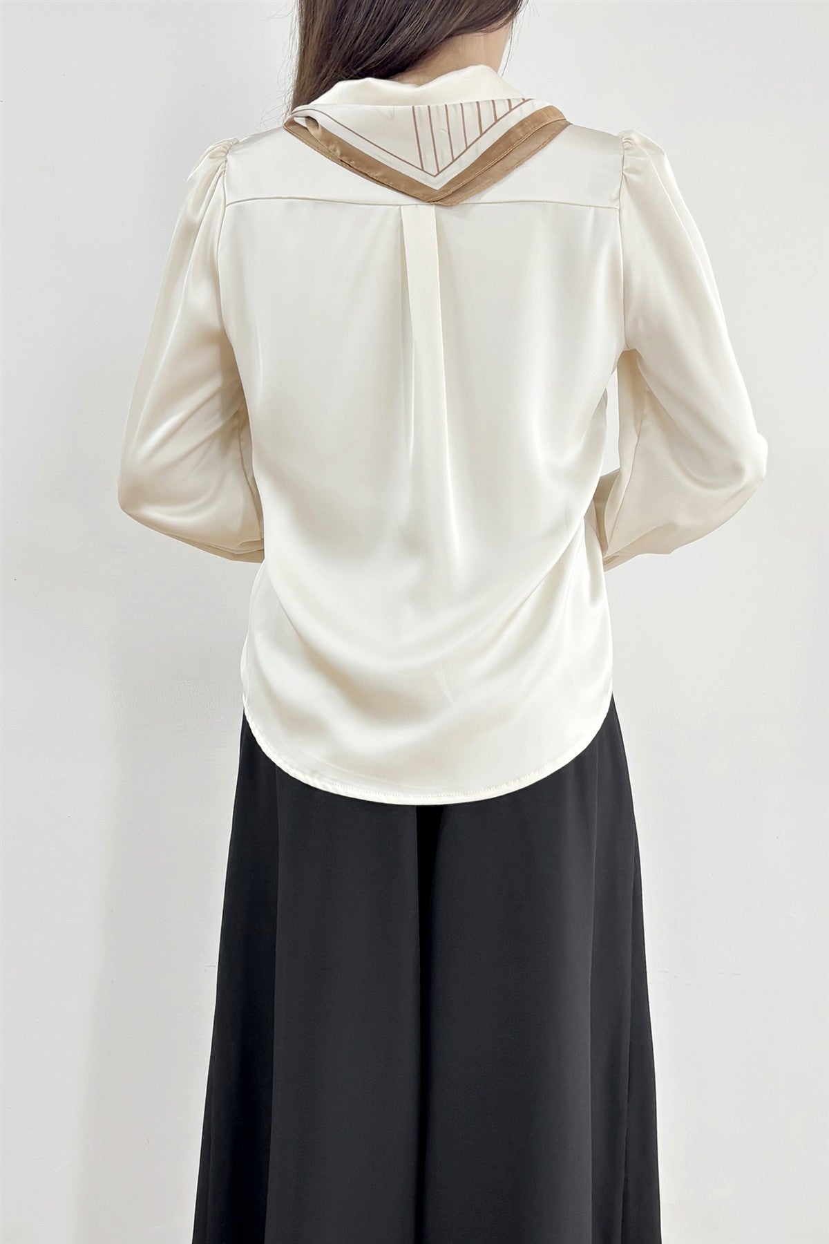 lusa Satinada con Pañuelo y Broche de Perlas – Champán