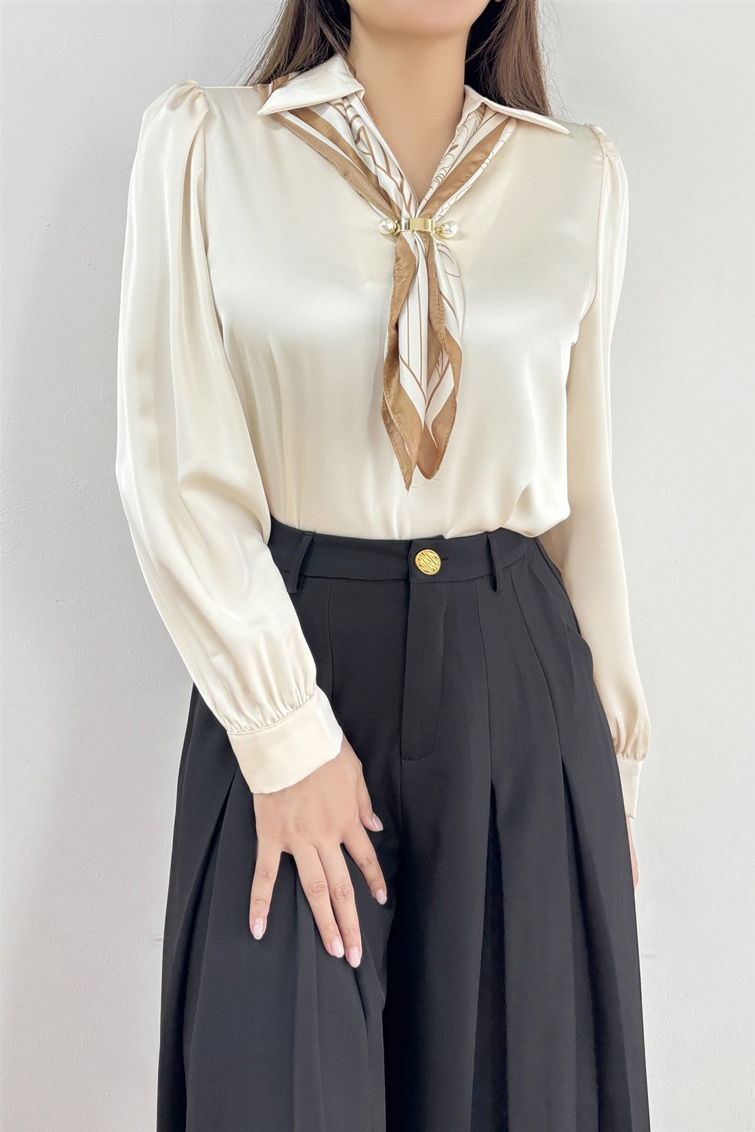 lusa Satinada con Pañuelo y Broche de Perlas – Champán