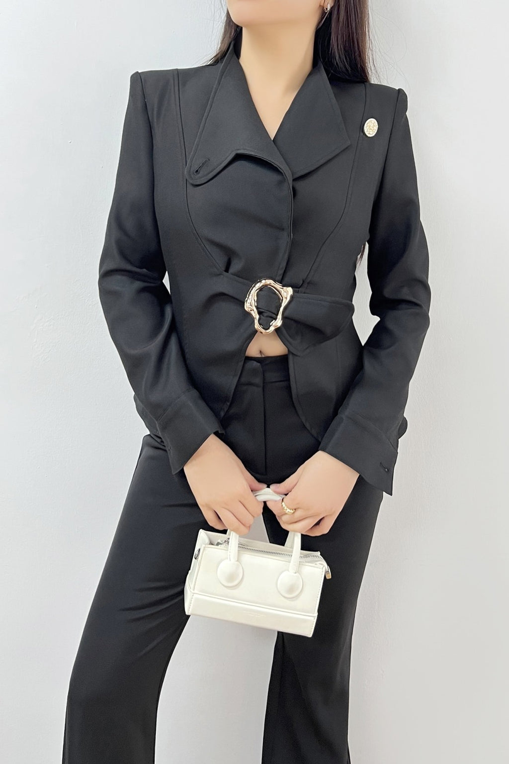 Blazer Negro con Hebilla Dorada Asimétrica