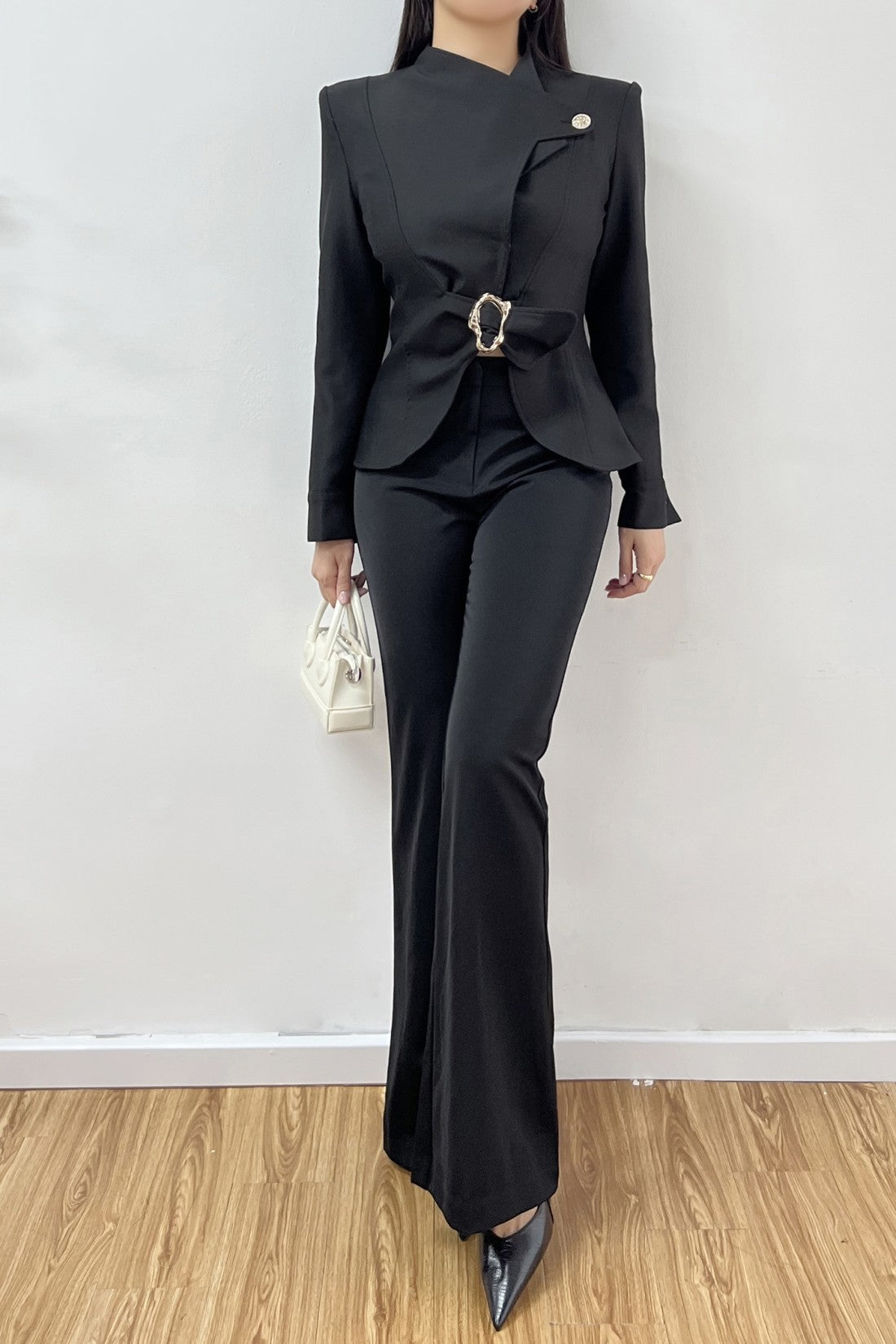 Blazer Negro con Hebilla Dorada Asimétrica