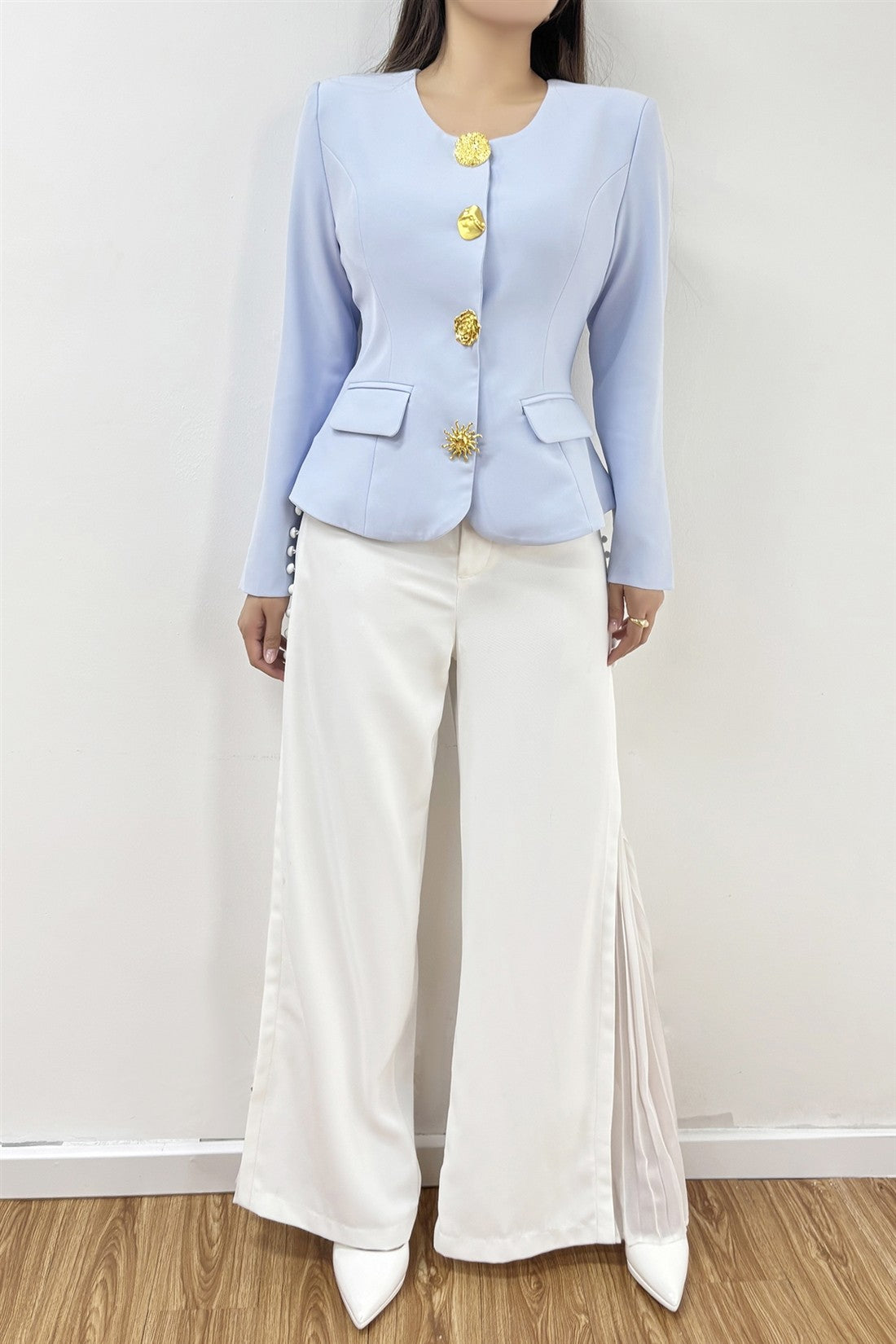 Blazer Celeste con Botones Dorados Esculpidos