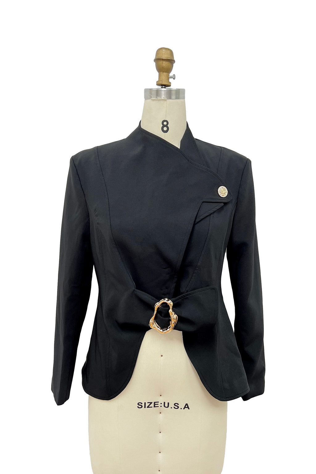 Blazer Negro con Hebilla Dorada Asimétrica