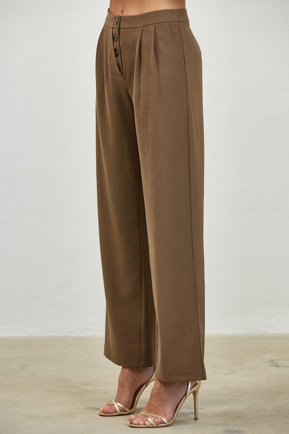 Pantalón de Vestir Marrón con Corte Recto y Botones Frontales