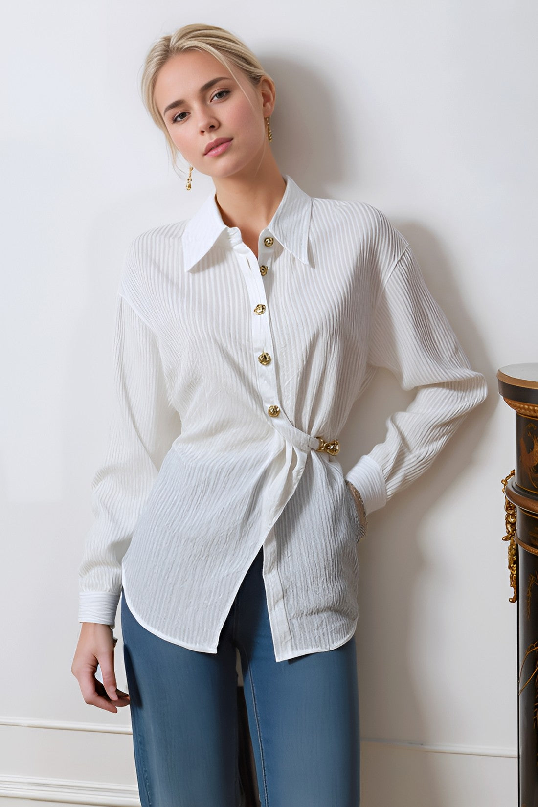 Blusa Blanca Asimétrica con Botones Dorados y Nudo Lateral