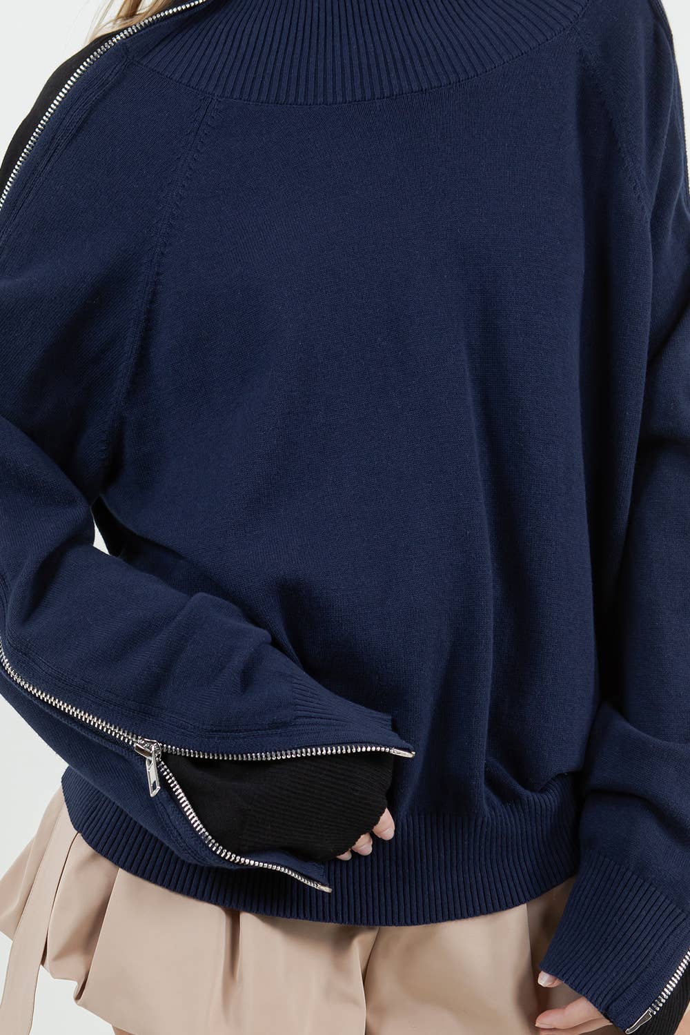 Multipurpose Sweater with Zipper and Contrasting Inner Panel – Navy Color
