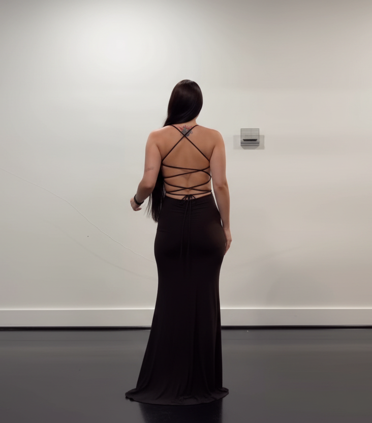 Vestido Marrón Strappy con Espalda Cruzada y Abertura – Brown Chic