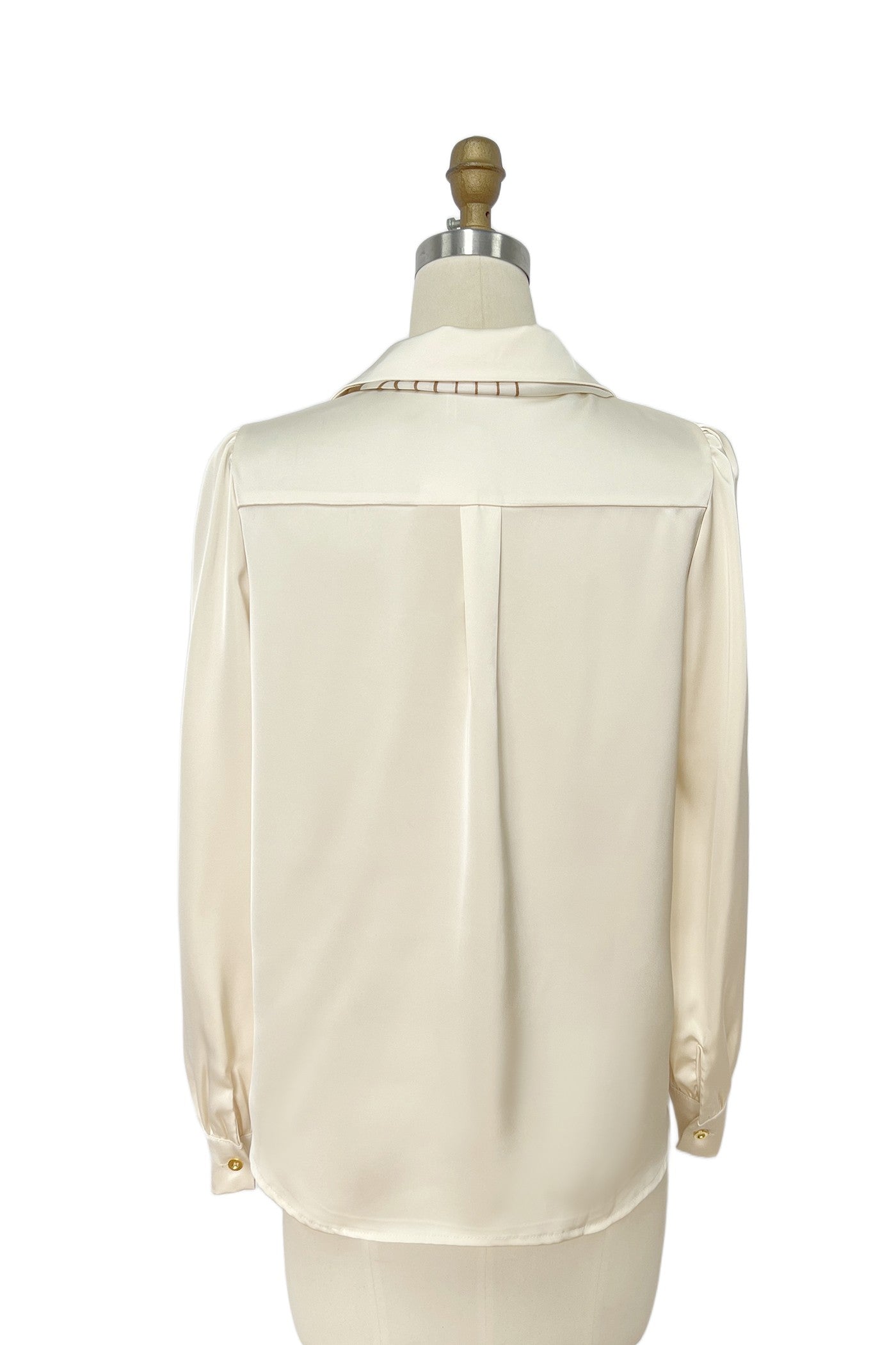 lusa Satinada con Pañuelo y Broche de Perlas – Champán