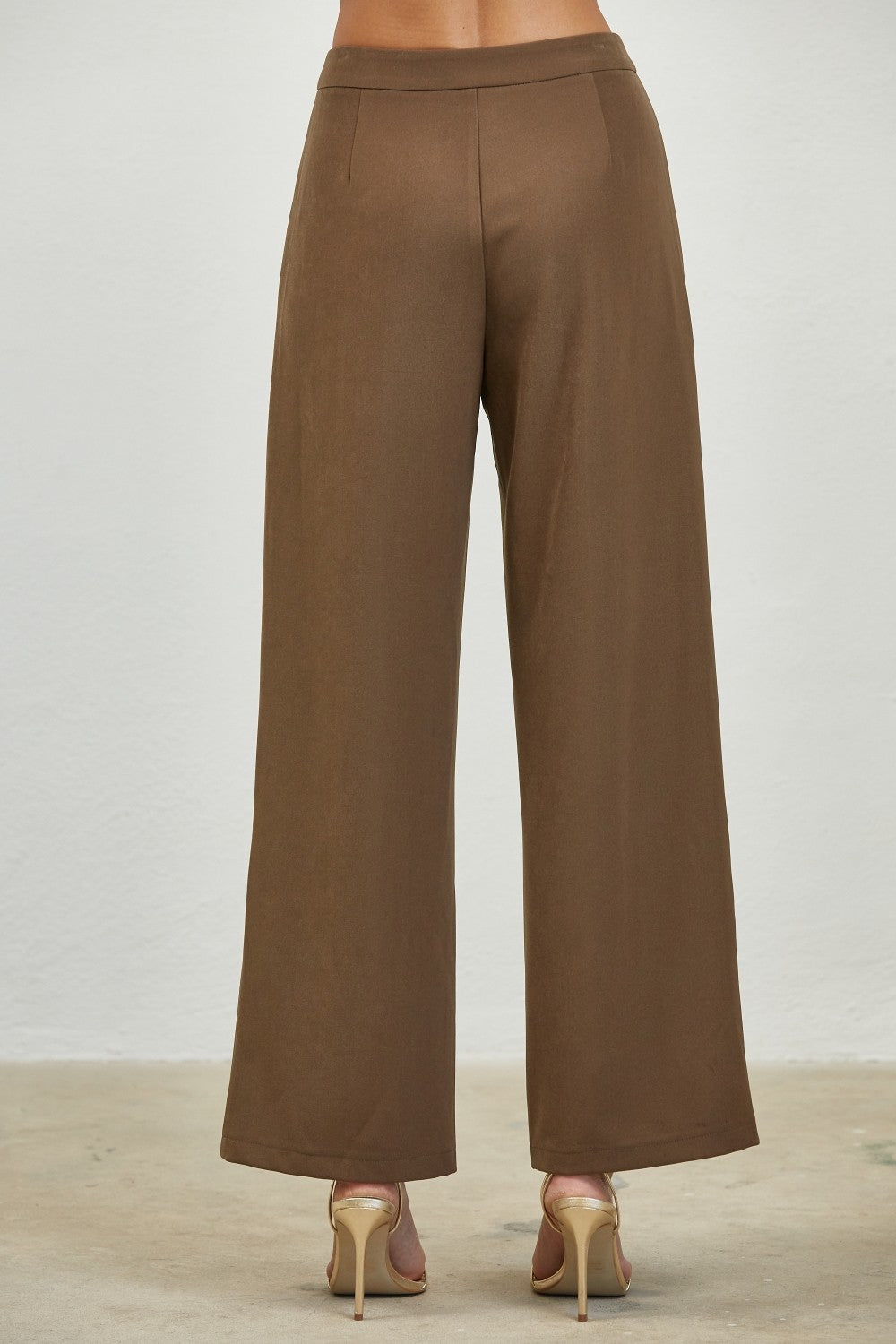 Pantalón de Vestir Marrón con Corte Recto y Botones Frontales