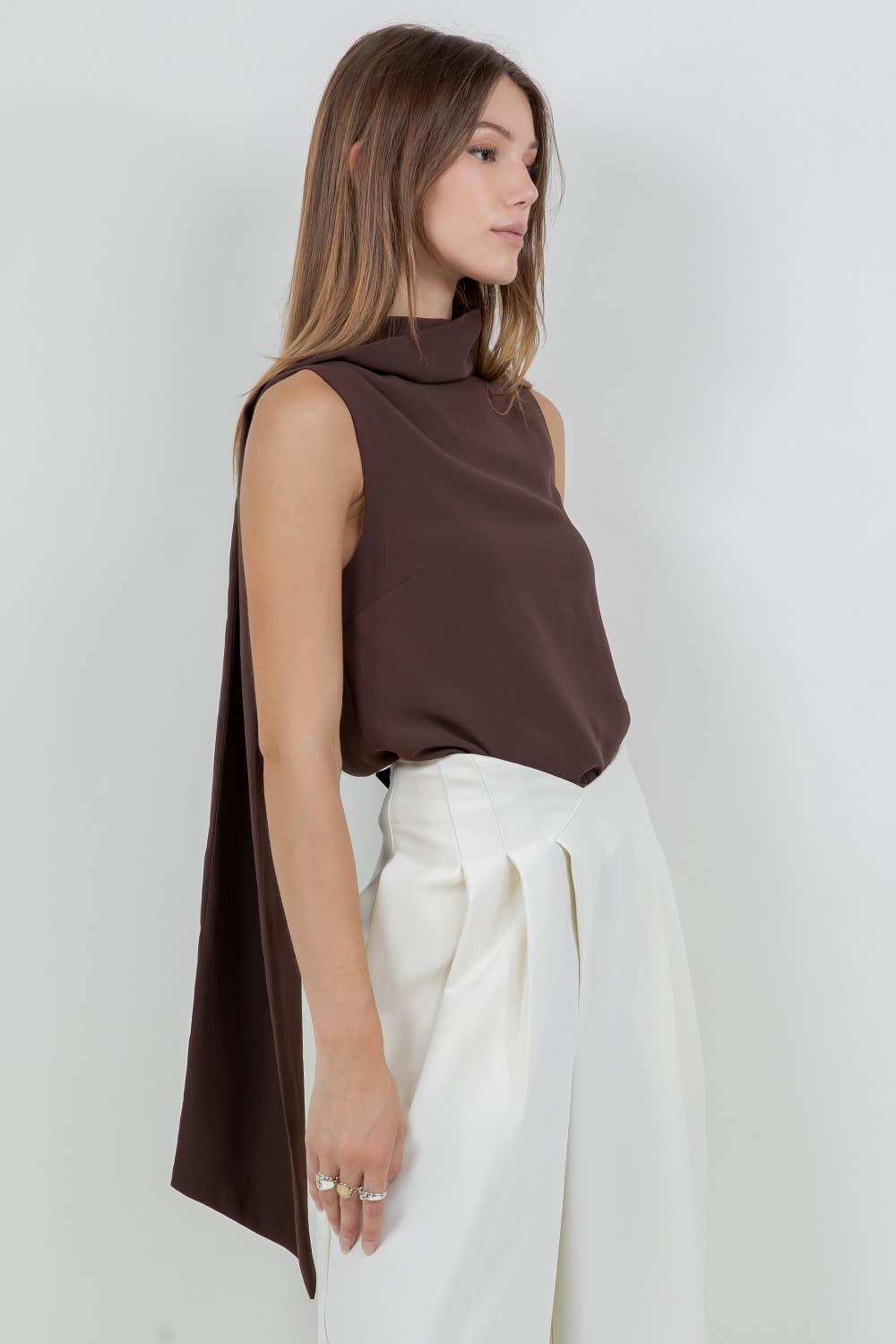 Blusa sin mangas con pañuelo – Elegancia y versatilidad