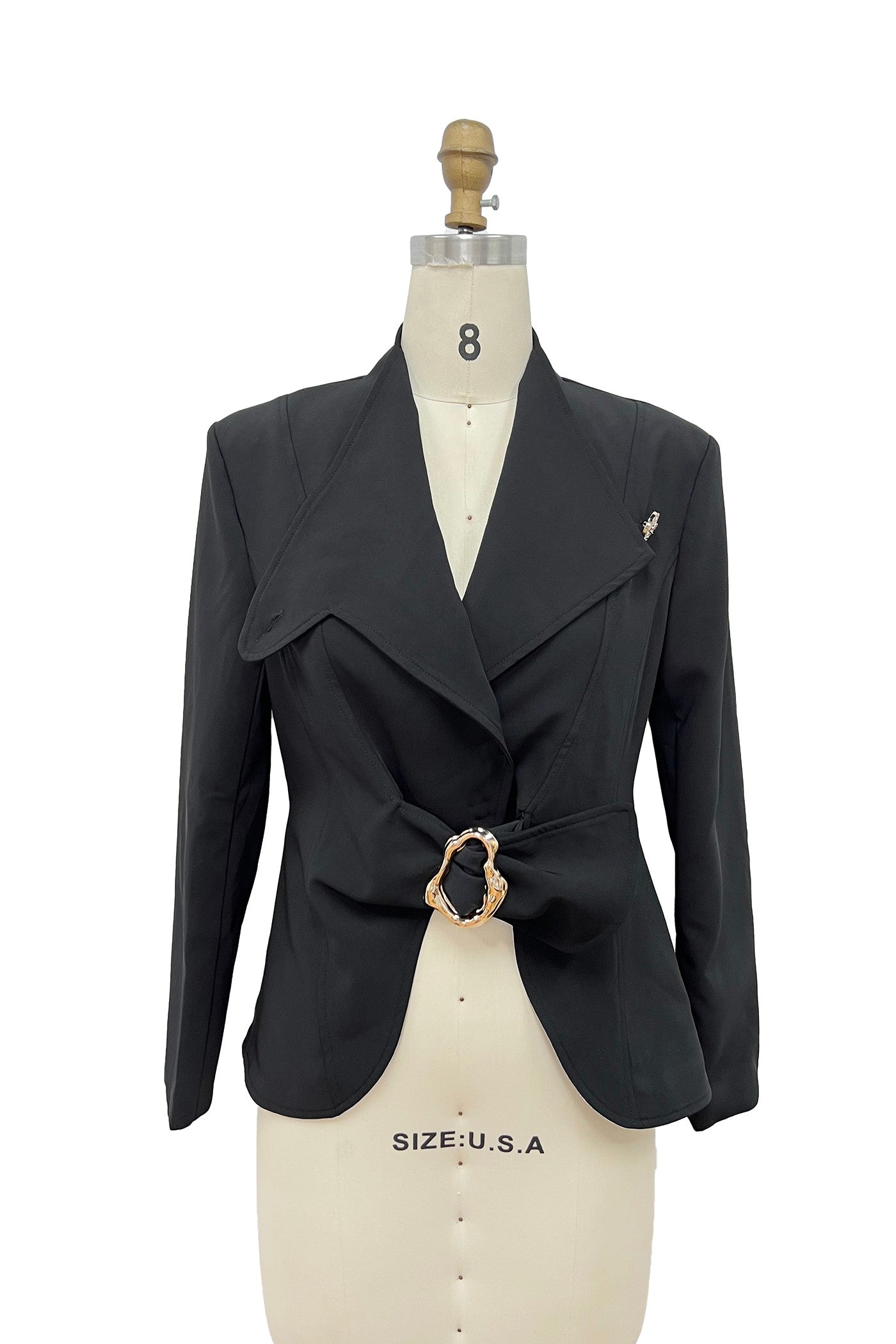 Blazer Negro con Hebilla Dorada Asimétrica