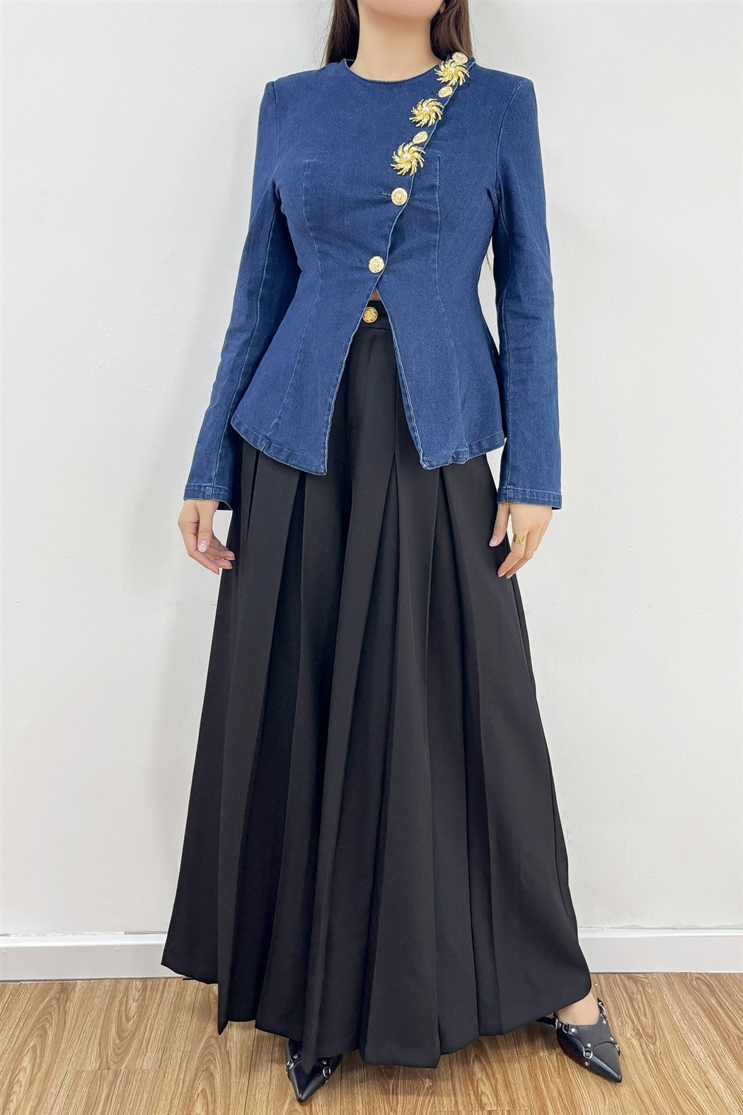 Blazer Azul con Bordado Dorado y Corte Asimétrico