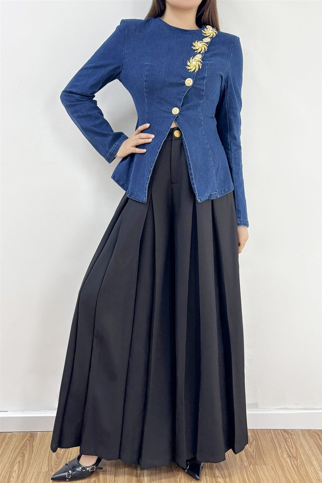 Blazer Azul con Bordado Dorado y Corte Asimétrico
