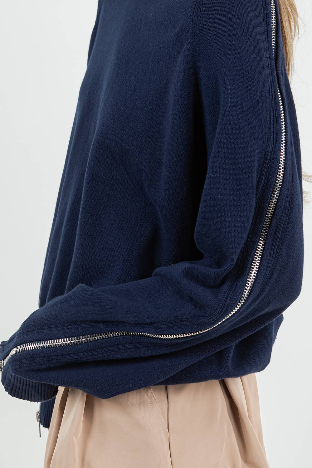 Multipurpose Sweater with Zipper and Contrasting Inner Panel – Navy Color
