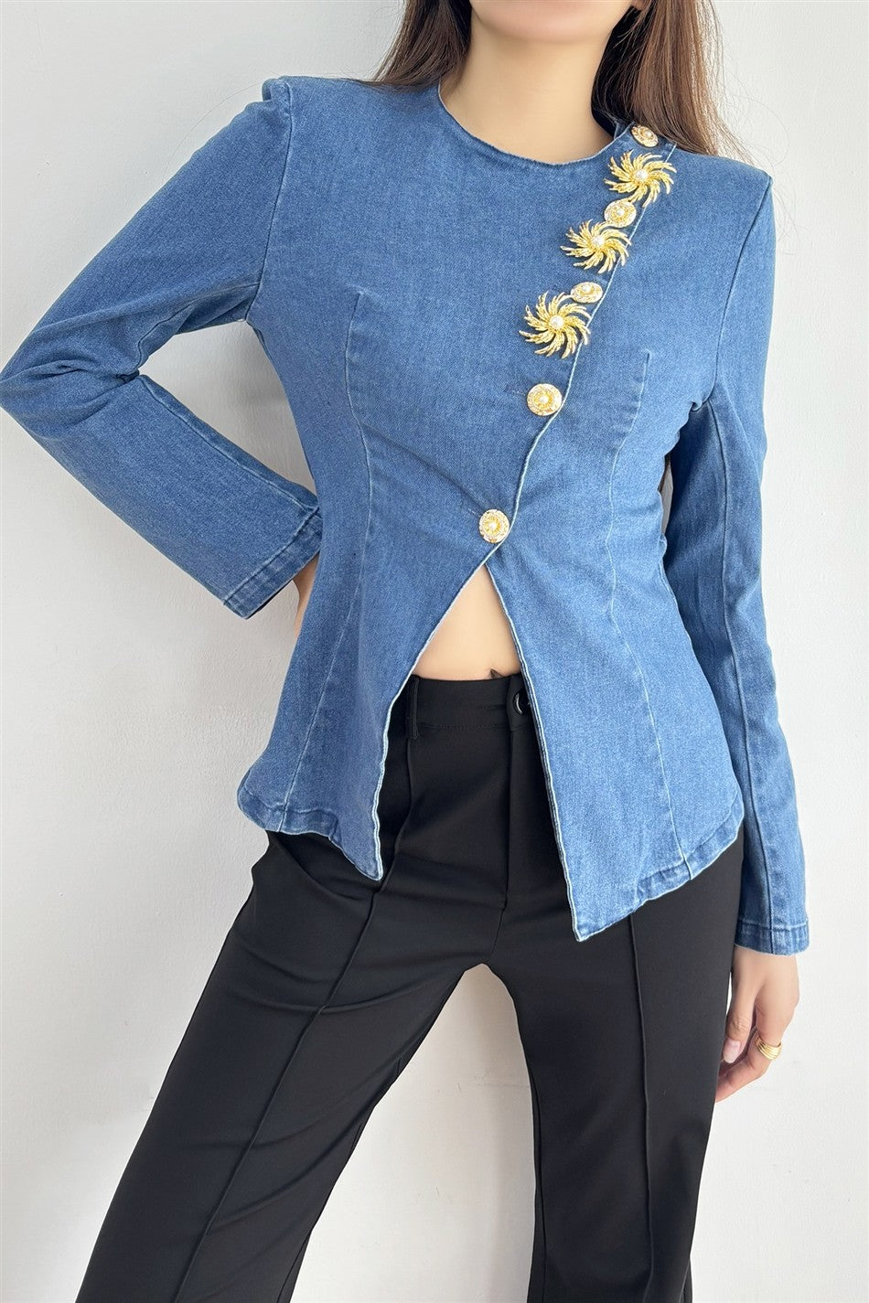 Blazer Azul con Bordado Dorado y Corte Asimétrico