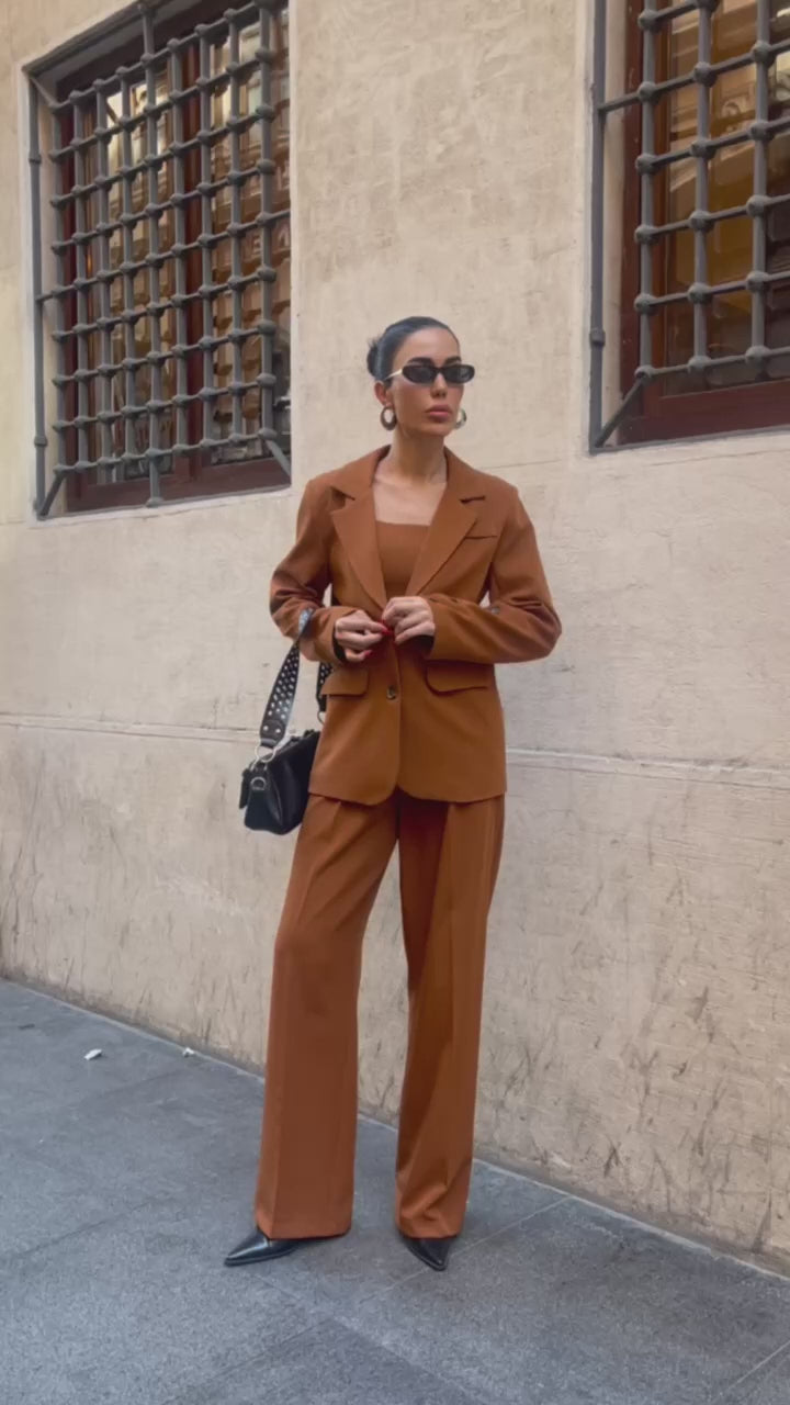 Conjunto de 3 Piezas – Blazer, Top y Pantalón Color Terracota
